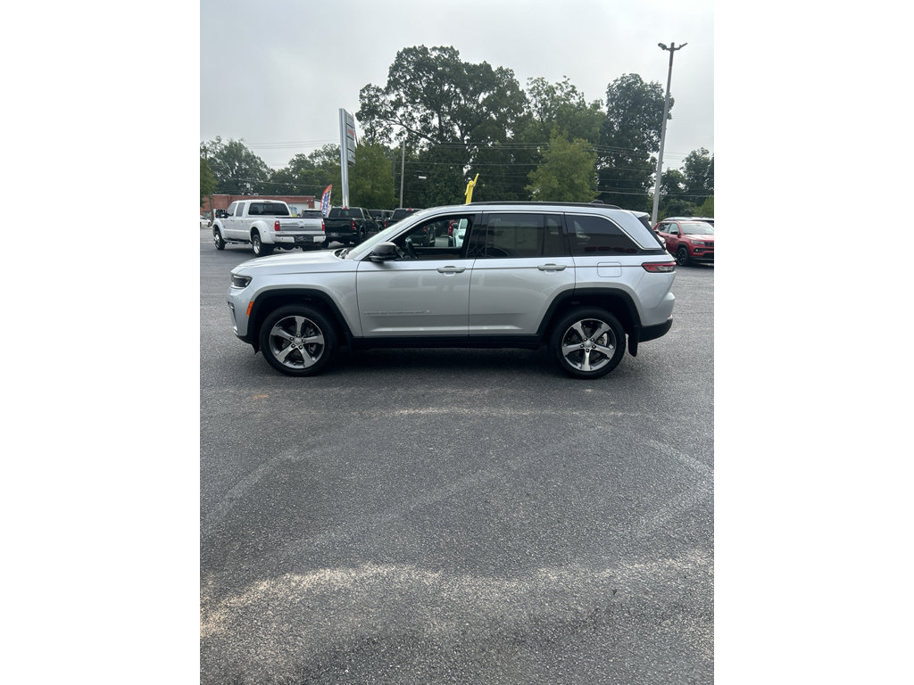 Used 2026 Jeep Grand Cherokee Limited w/ MOPAR Finishing Package RWD image 4