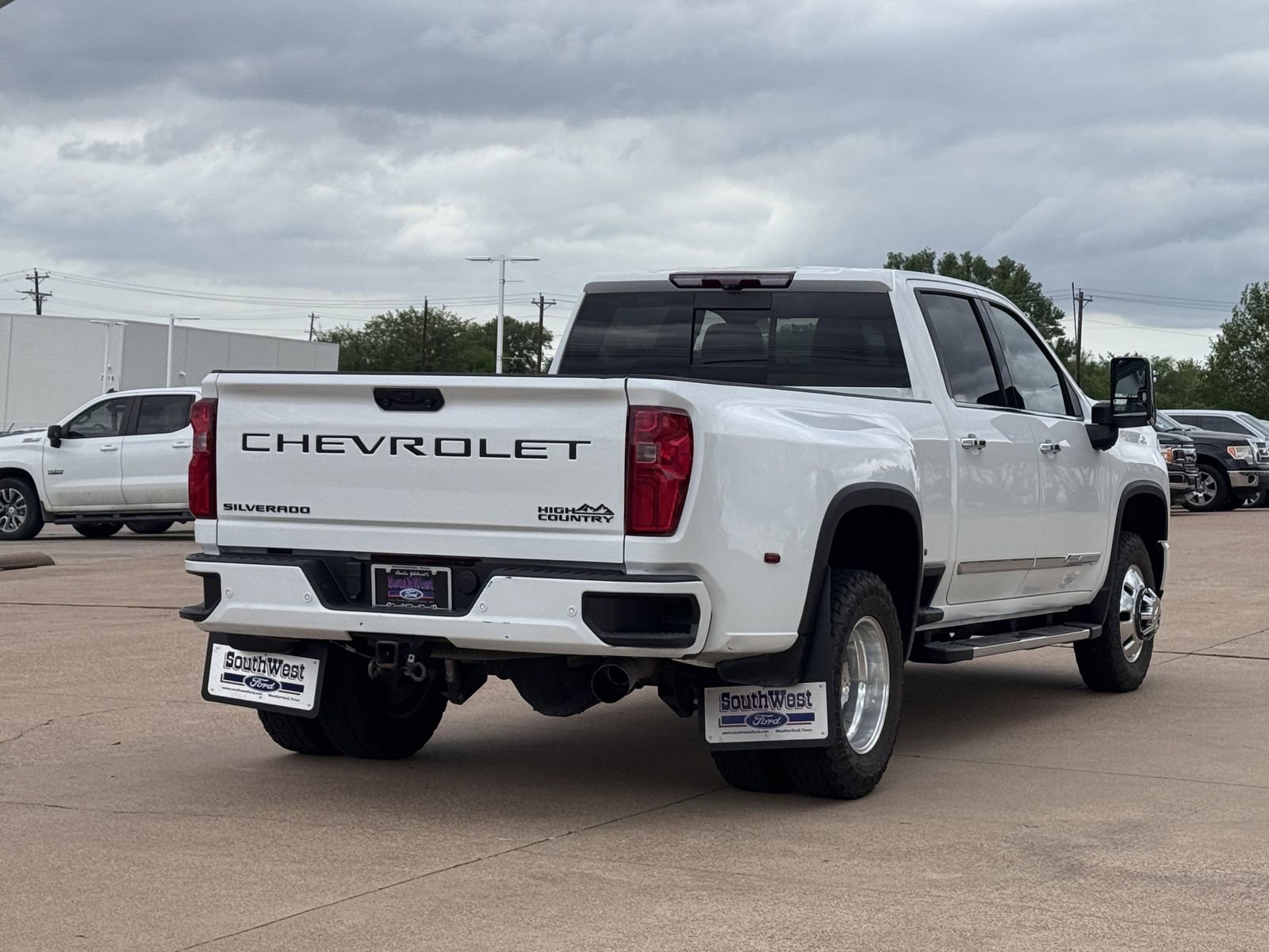 Used 2024 Chevrolet Silverado 3500 High Country AWD/4WD image 4