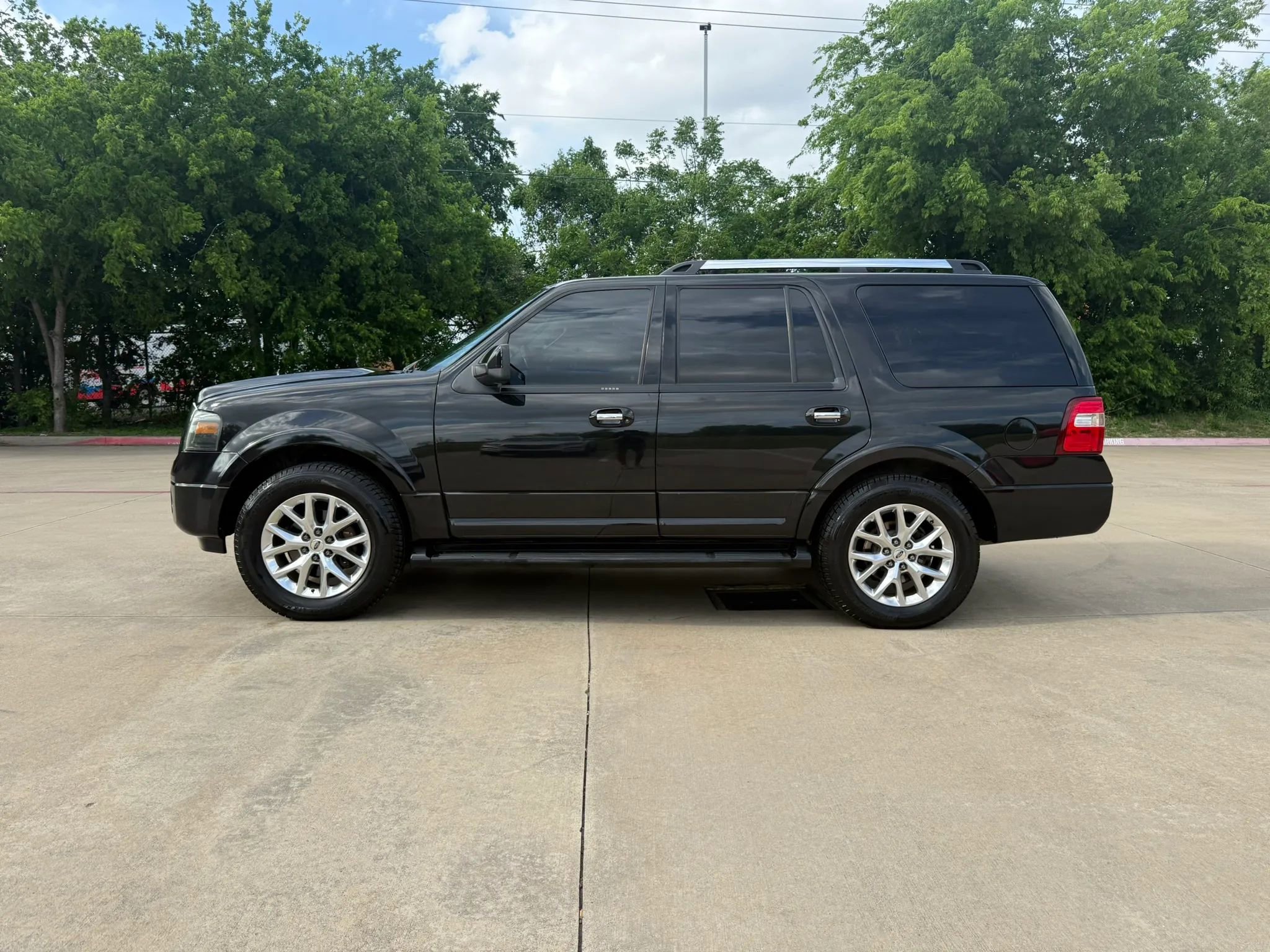 Used 2014 Ford Expedition Limited image 3