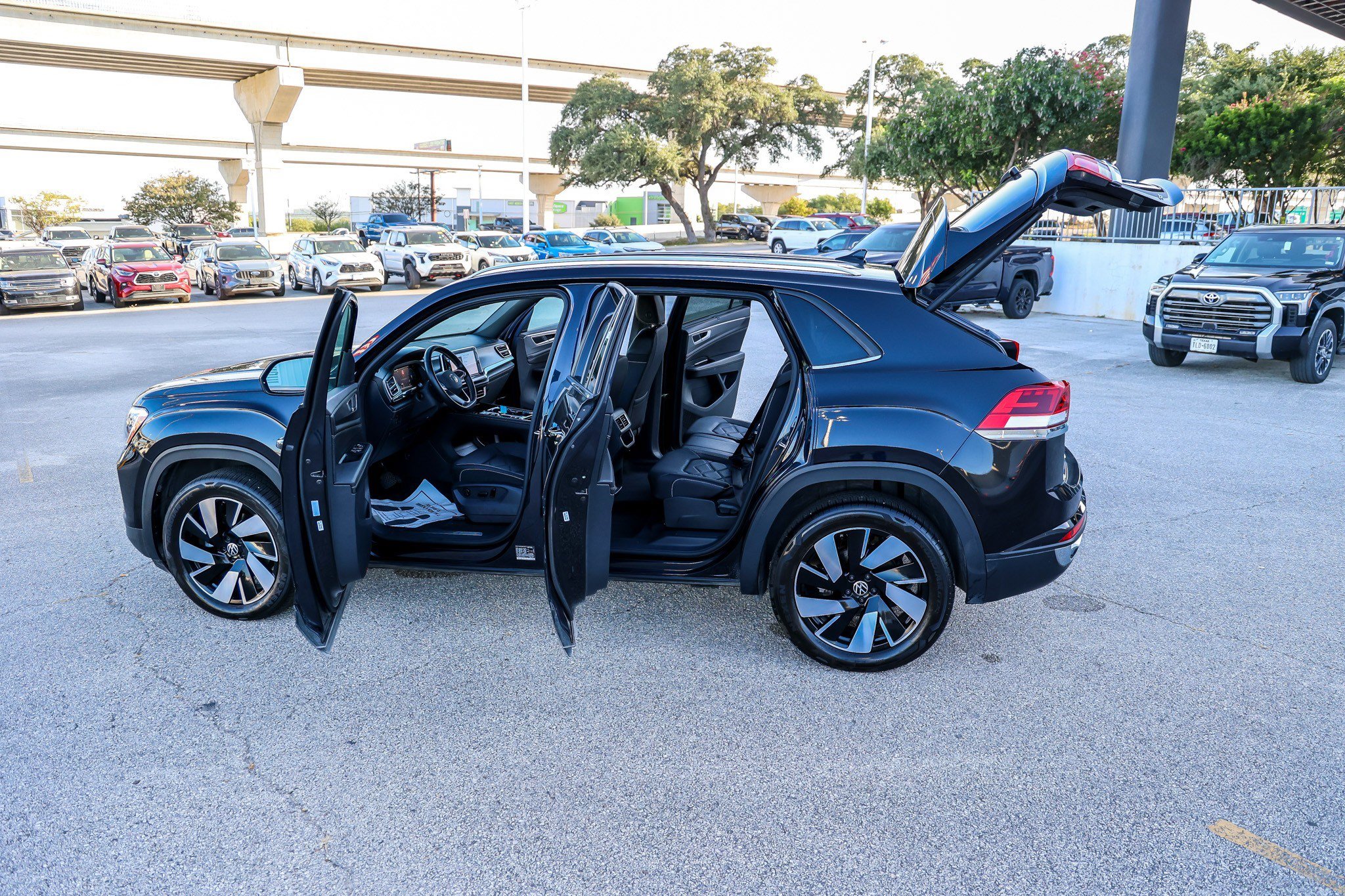 Used 2025 Volkswagen Atlas Cross Sport SE AWD/4WD image 11