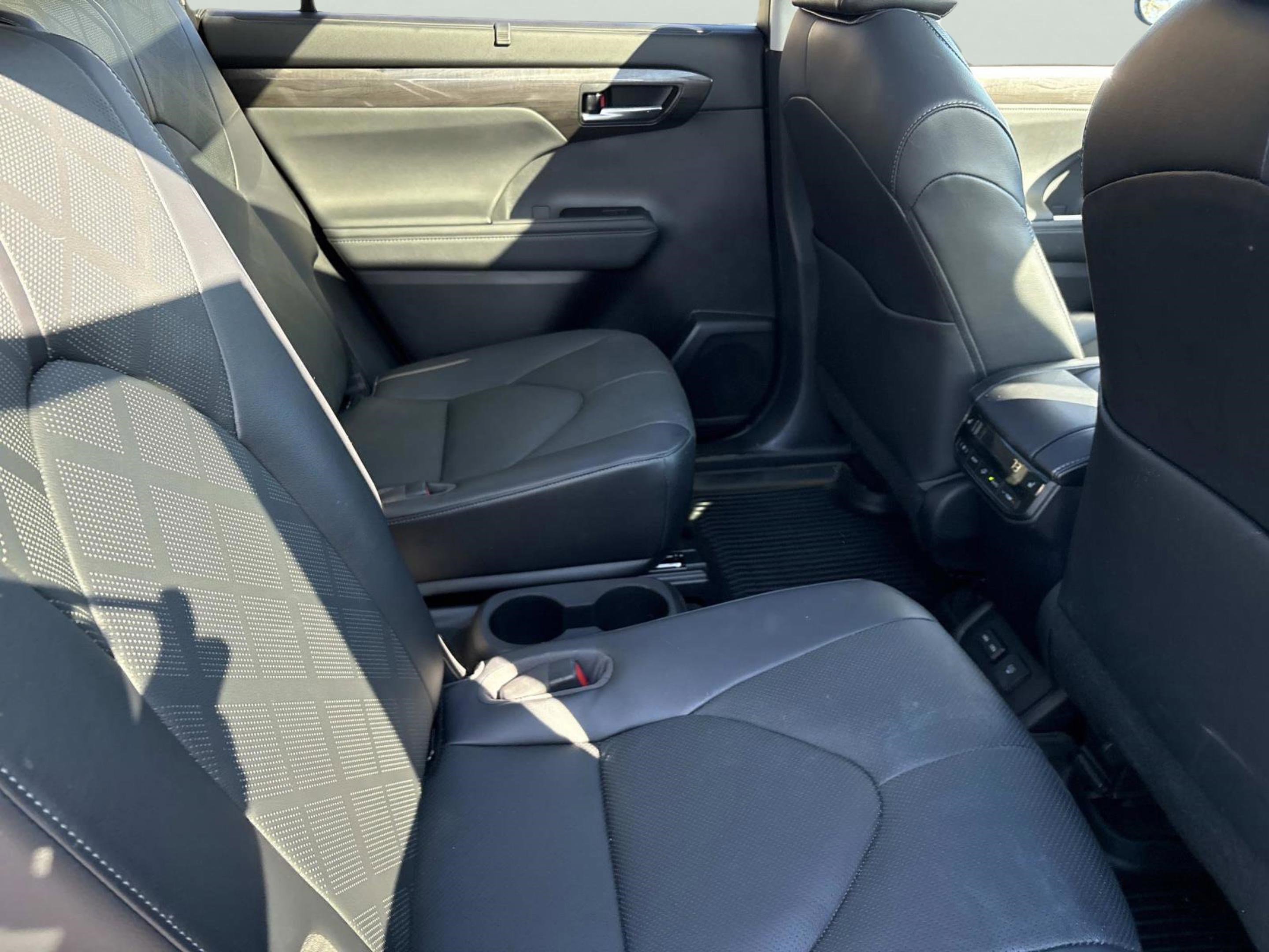 Used 2023 Toyota Highlander Platinum image 24