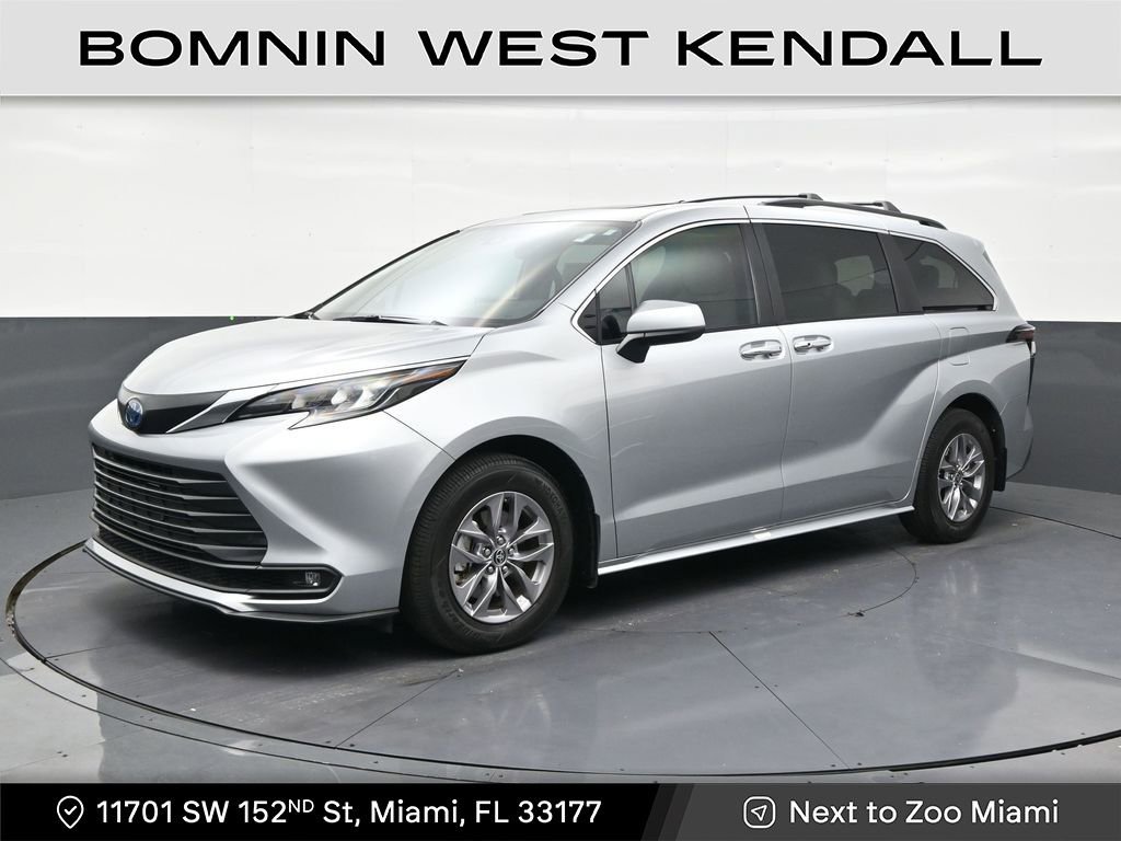 Used 2025 Toyota Sienna XLE image 1