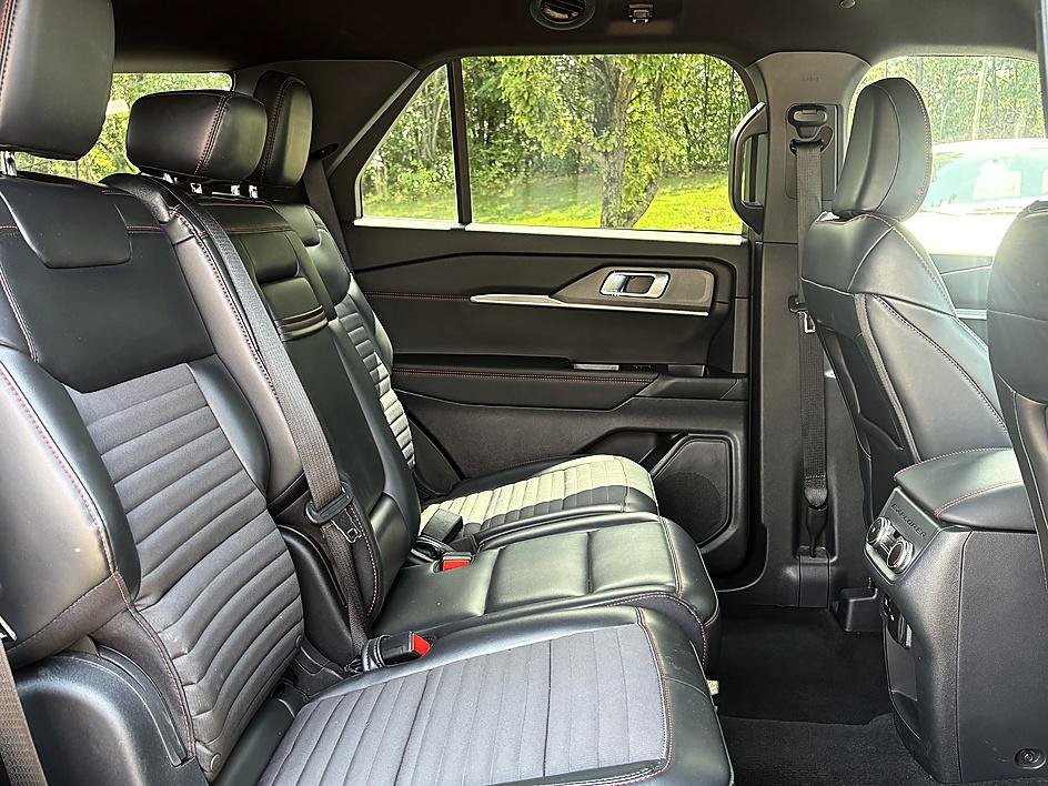 Used 2025 Ford Explorer ST-Line w/ ST-Line Street Pack AWD/4WD image 13
