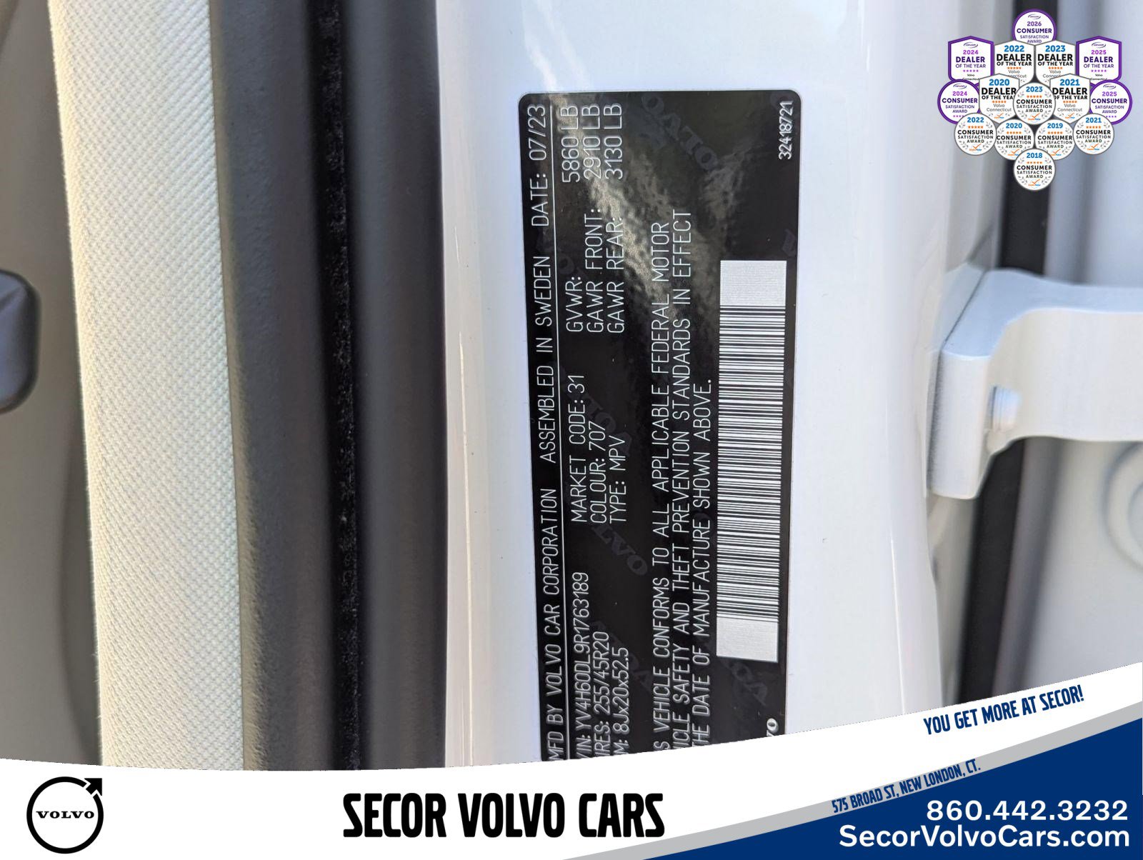 Certified 2024 Volvo XC60 T8 Plus w/ Protection Package Premier image 27