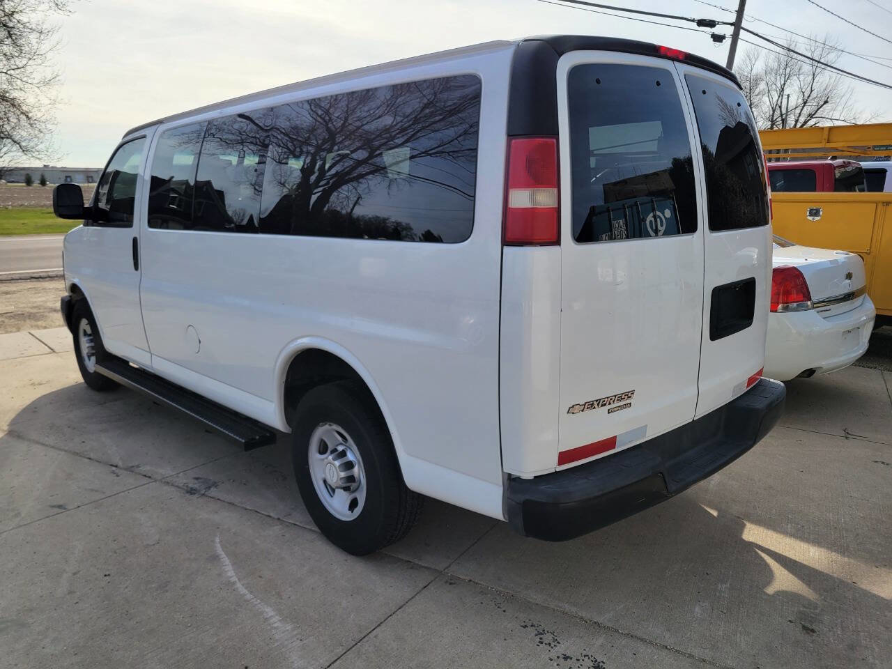 Used 2015 Chevrolet Express 2500 LS RWD image 4
