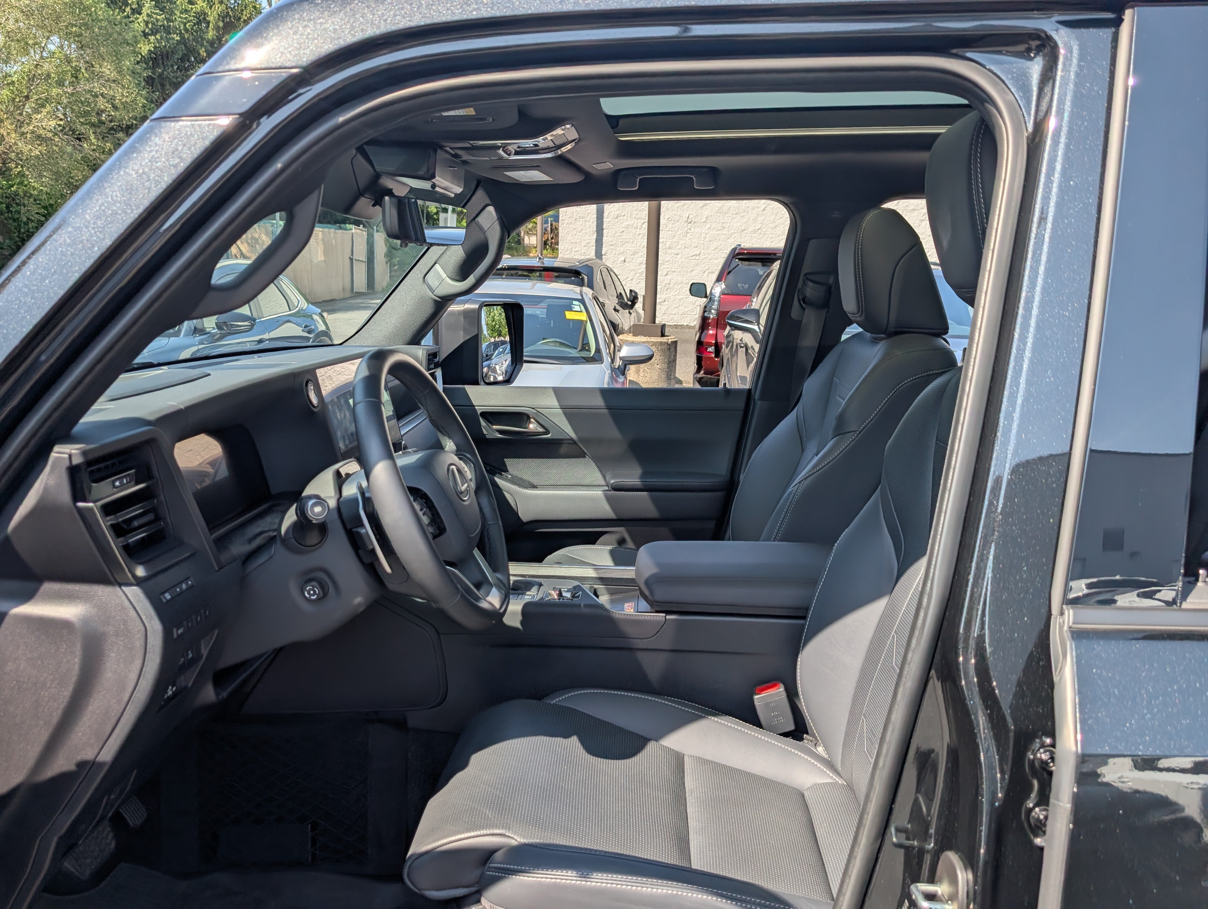 Used 2025 Lexus GX 550 w/ Accessory Package (2T) AWD/4WD image 18
