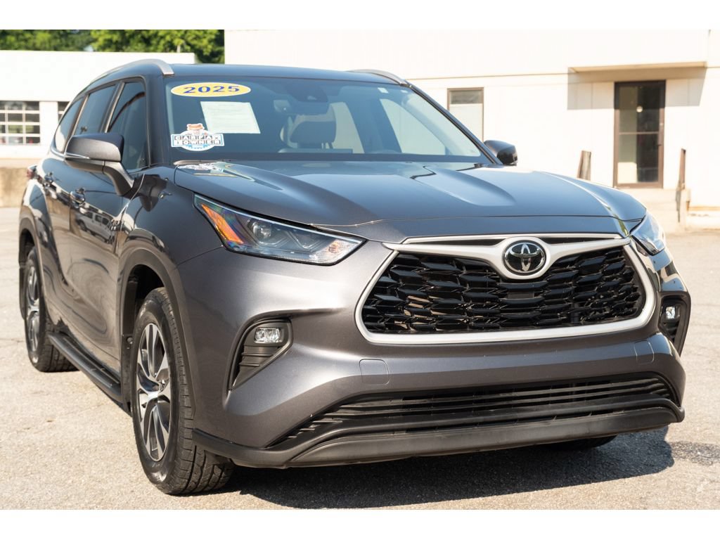 Used 2025 Toyota Highlander XLE FWD image 36