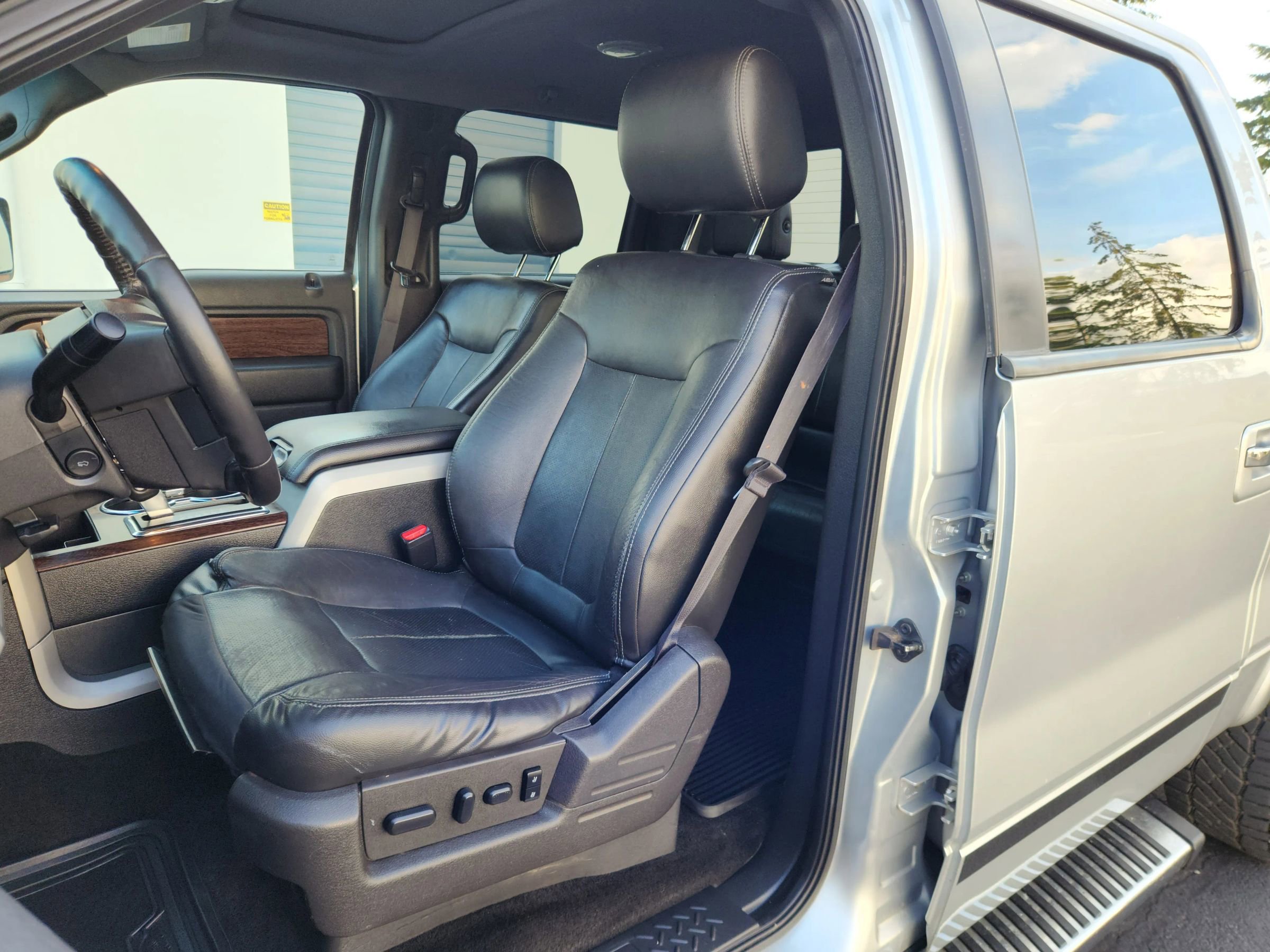 Used 2014 Ford F150 Lariat w/ Equipment Group 502A Luxury AWD/4WD image 8
