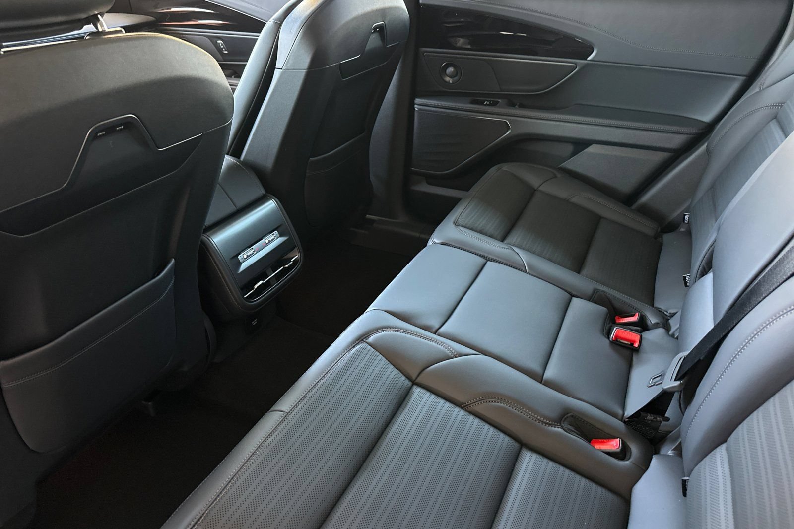New 2026 Lincoln Nautilus Reserve w/ Jet Appearance Package AWD/4WD image 11