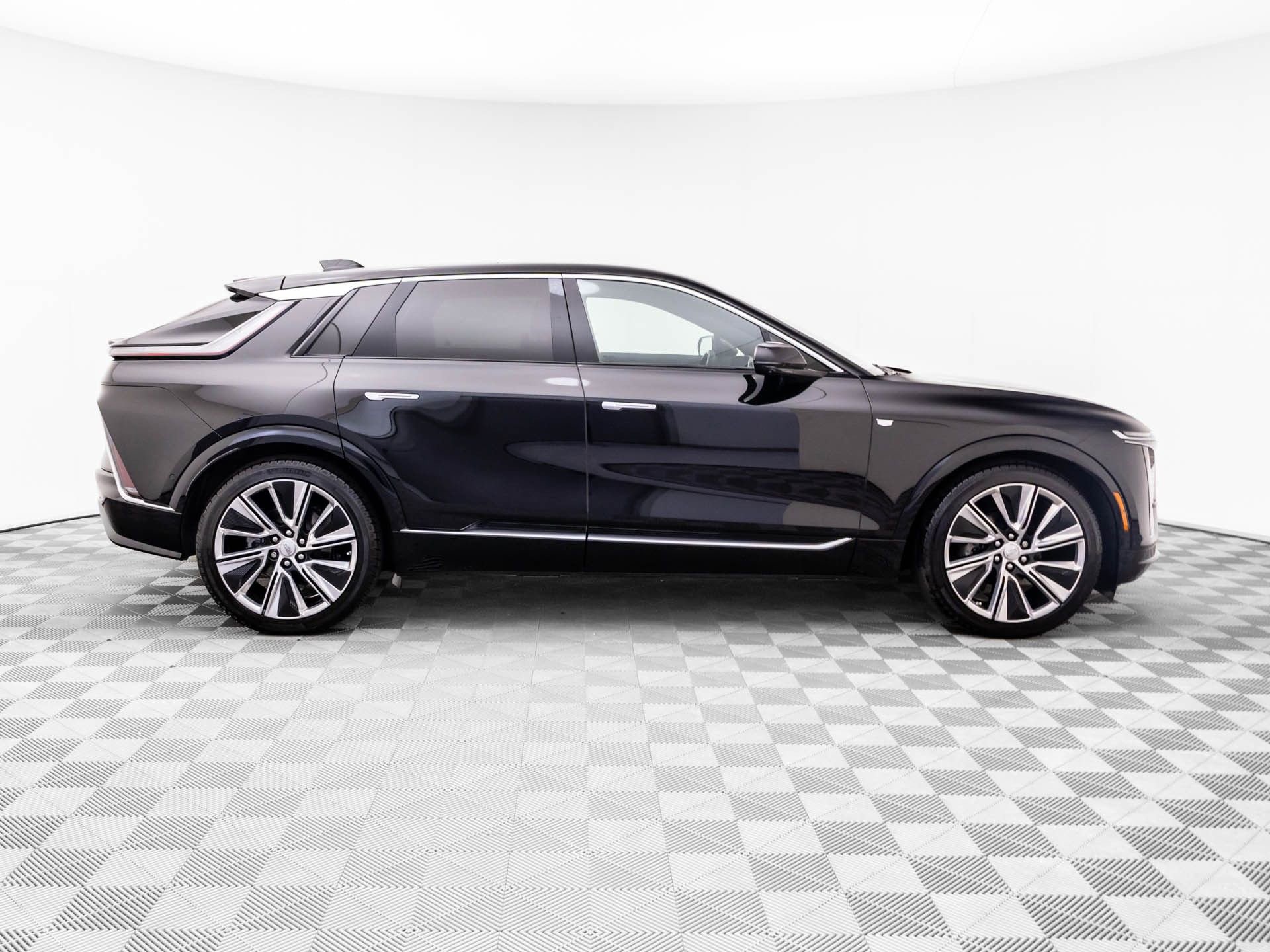 Certified 2025 Cadillac Lyriq Luxury w/ LPO, Floor Liner Package AWD/4WD image 7