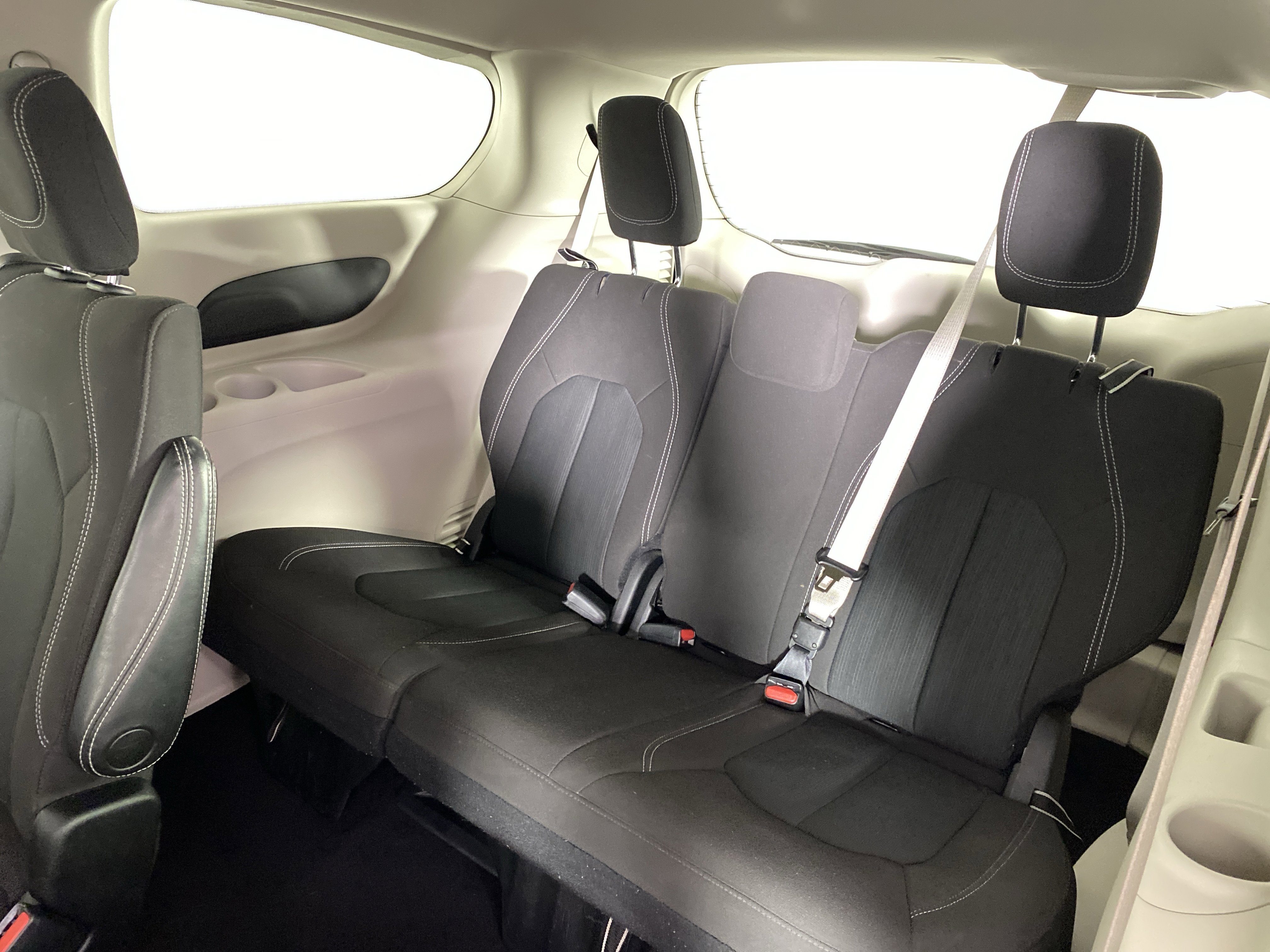 Used 2023 Chrysler Voyager LX image 33