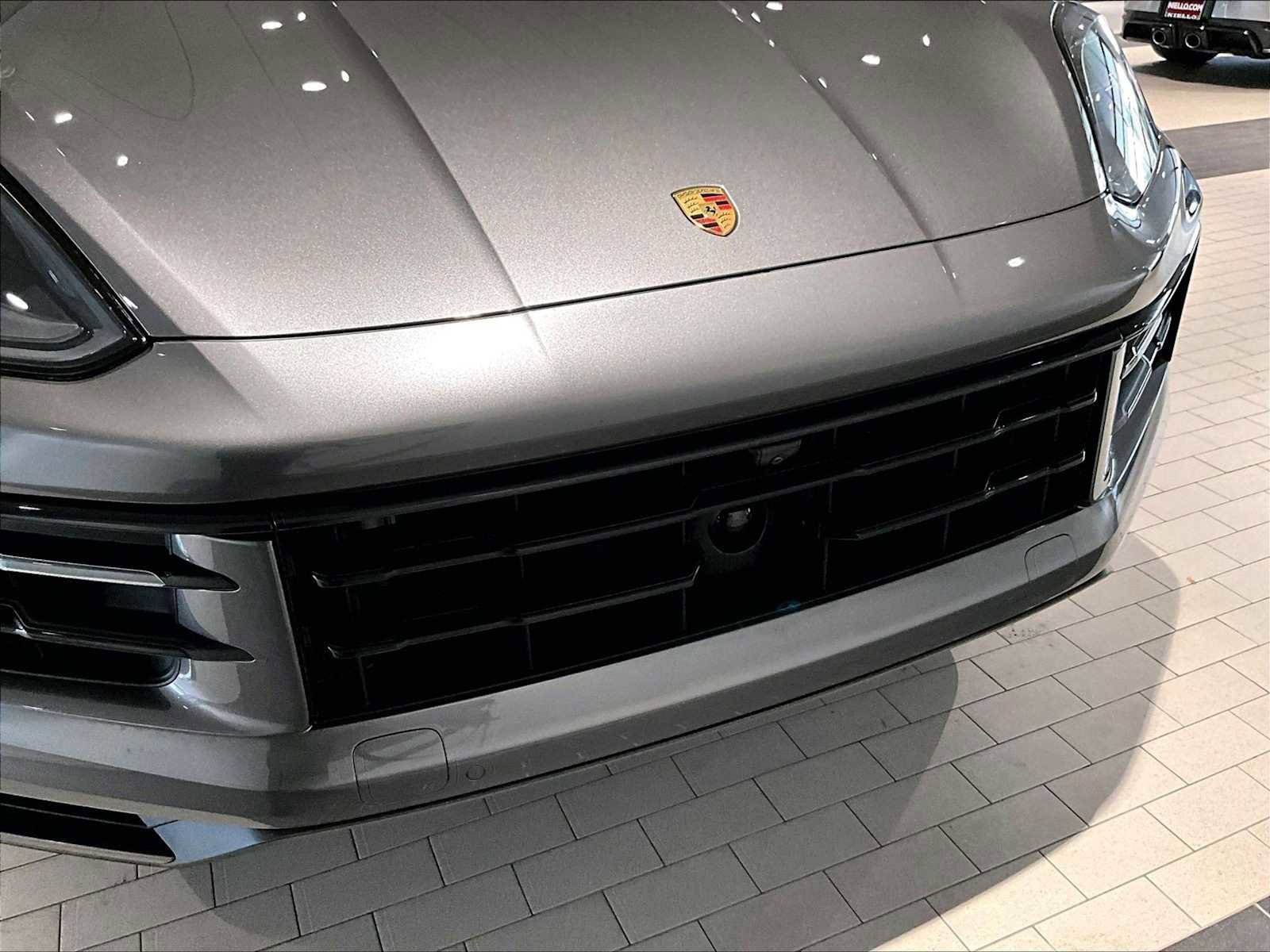 Used 2025 Porsche Cayenne image 33