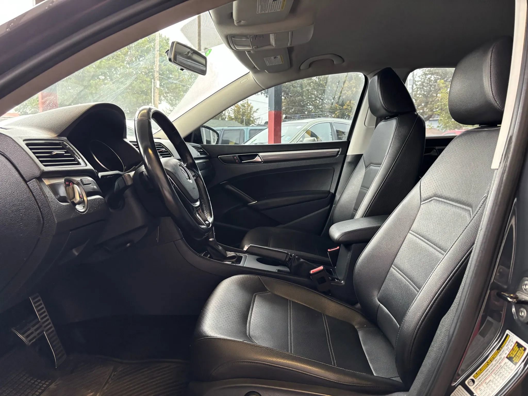 Used 2018 Volkswagen Passat 2.0T R-Line w/ R-Line Lighting Package image 12