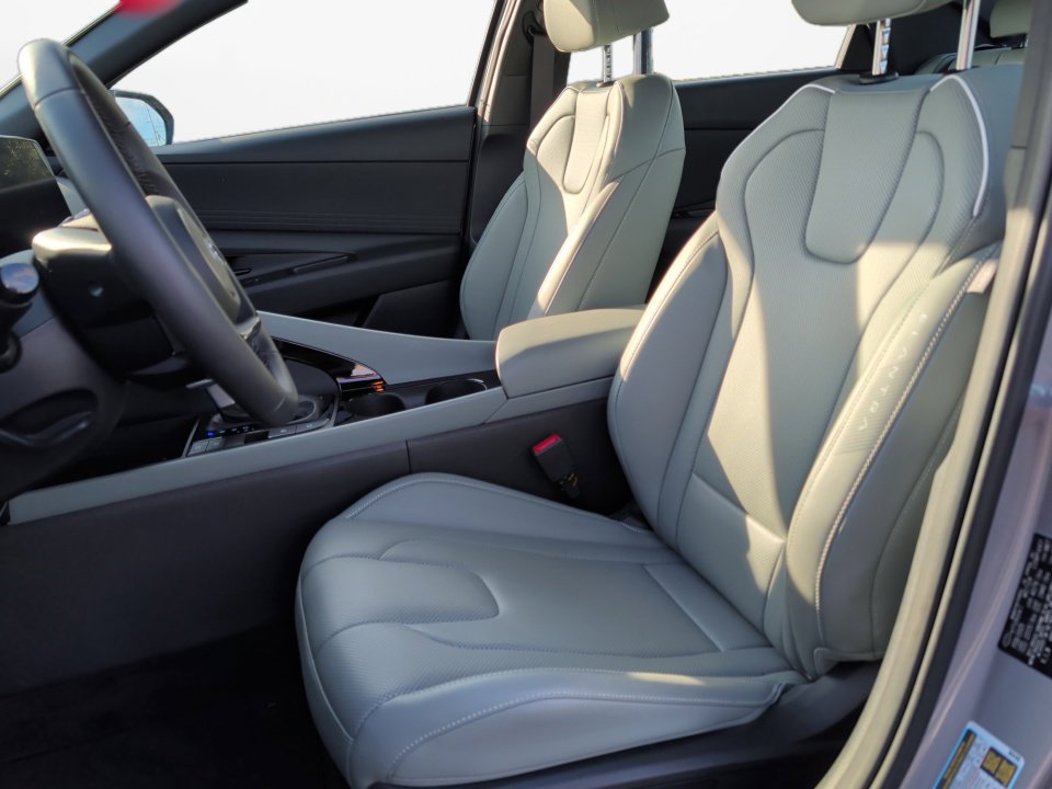 Certified 2025 Hyundai Elantra Limited image 9