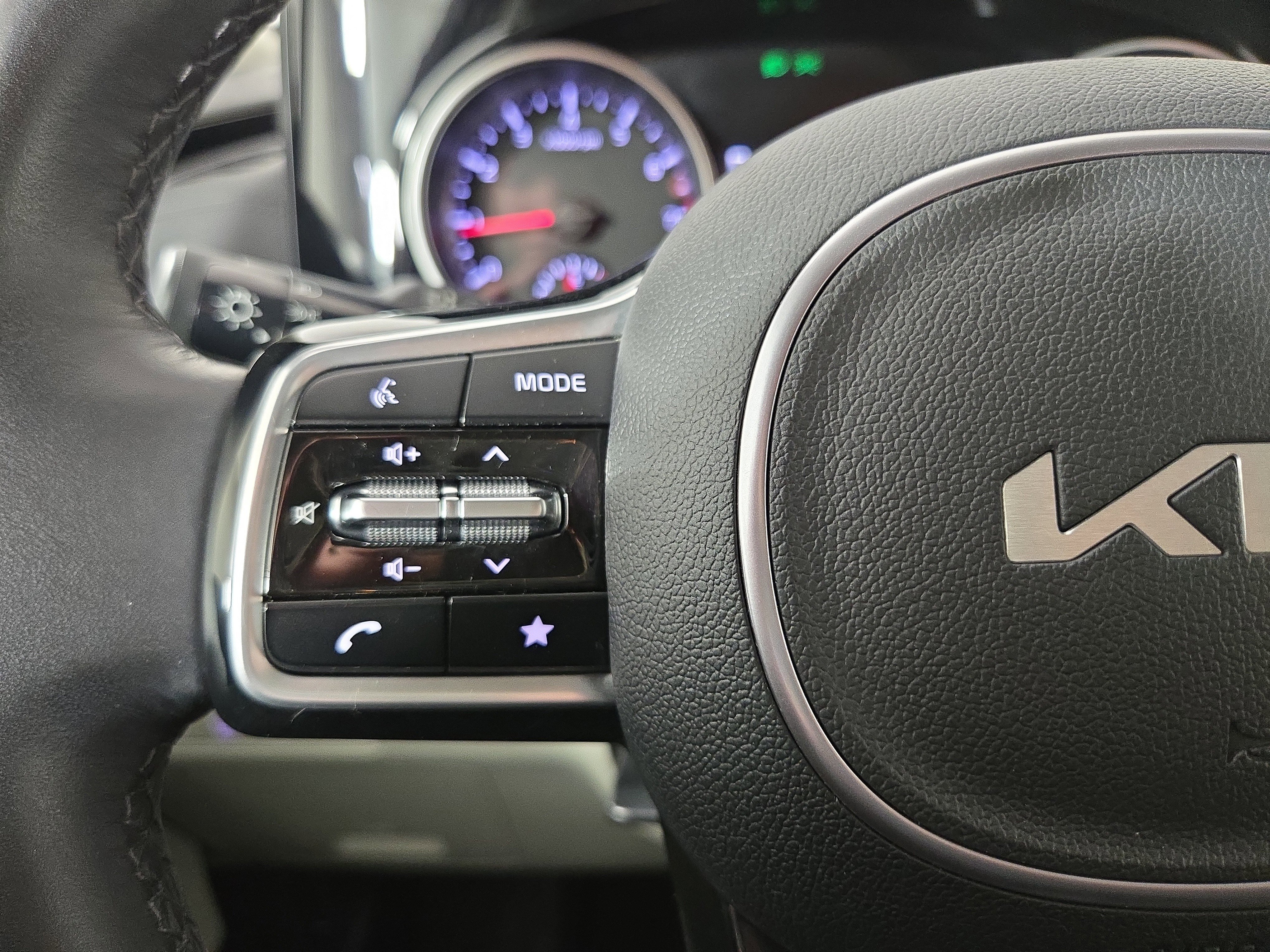 Used 2024 Kia Carnival EX image 17