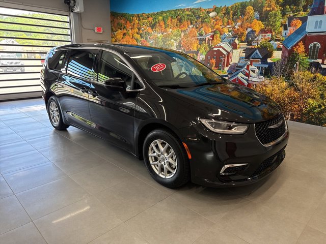 Used 2023 Chrysler Pacifica Touring-L FWD image 10