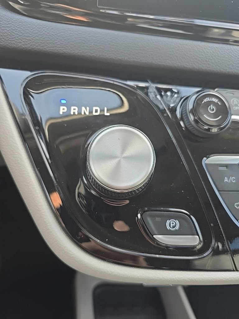 Used 2024 Chrysler Pacifica Touring-L image 16