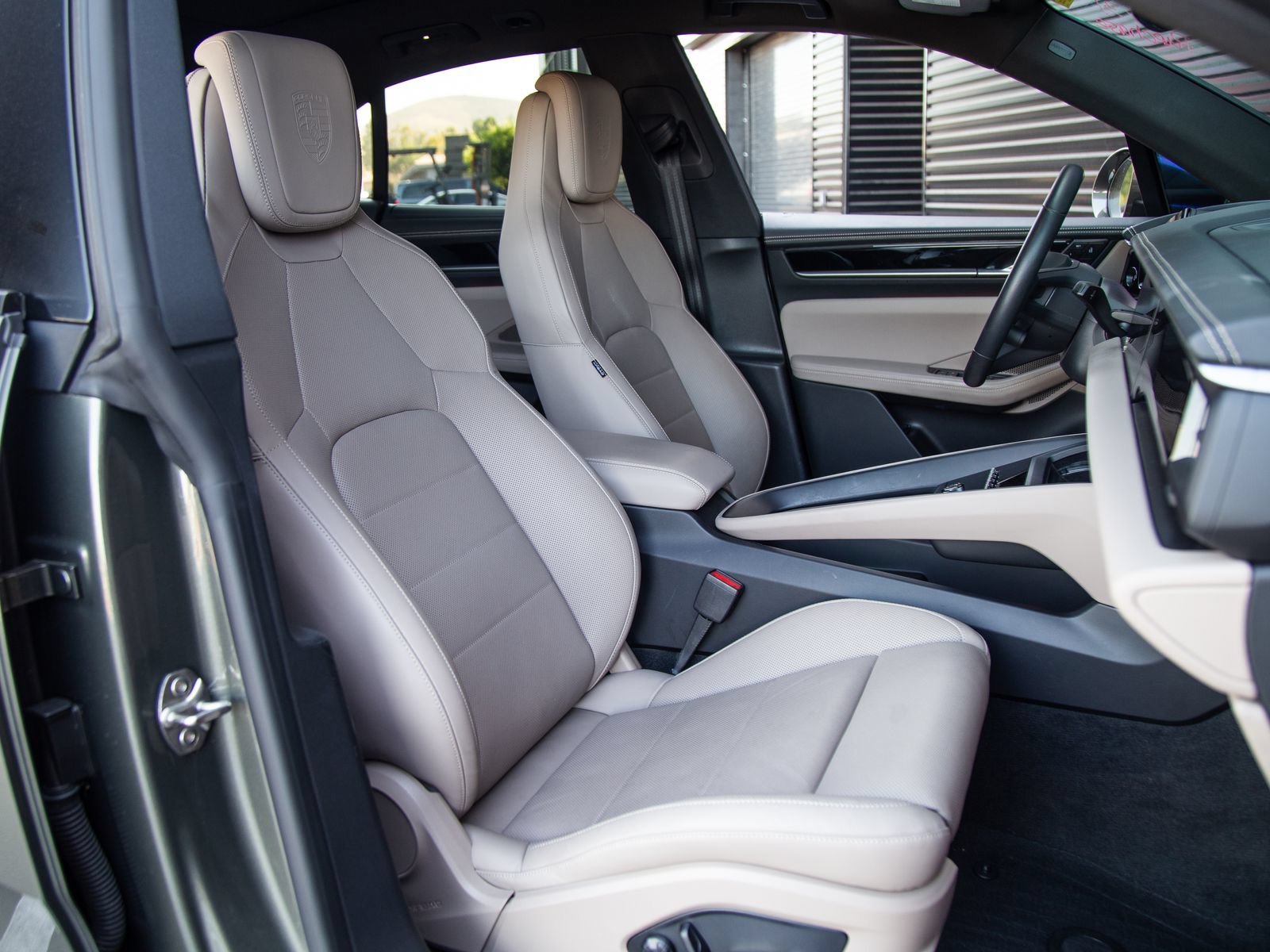 Certified 2025 Porsche Macan 4S Electric AWD/4WD image 19