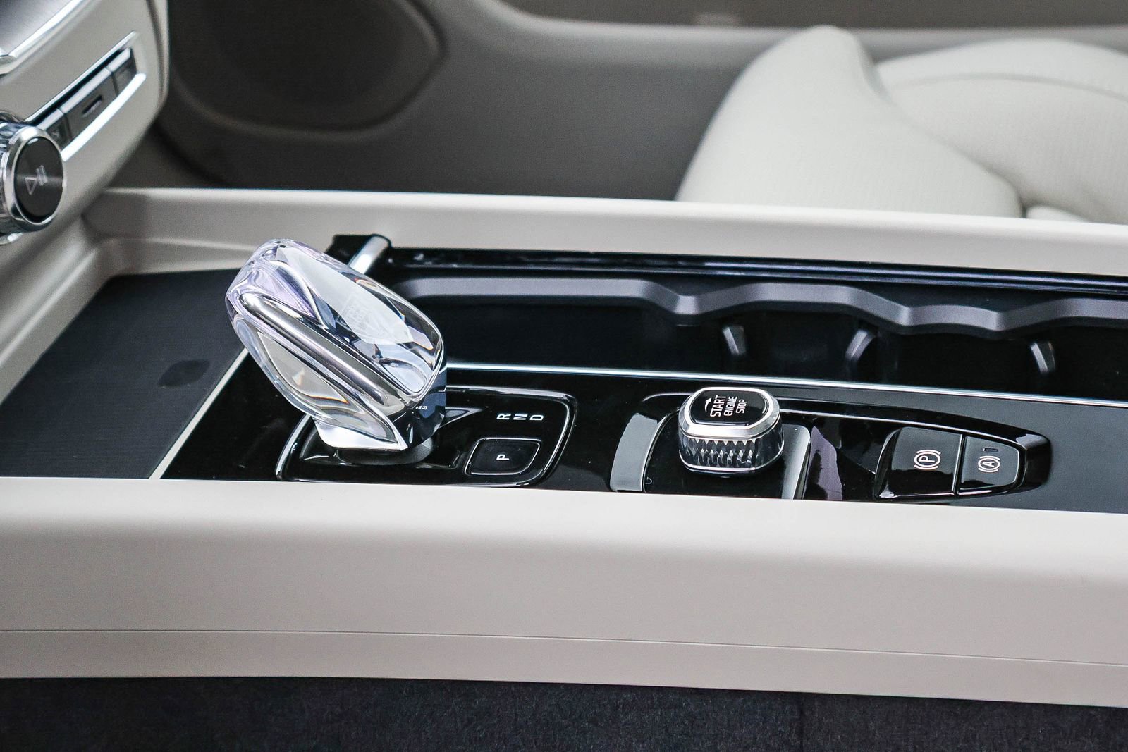 New 2026 Volvo XC60 T8 Ultra w/ Climate Package image 30