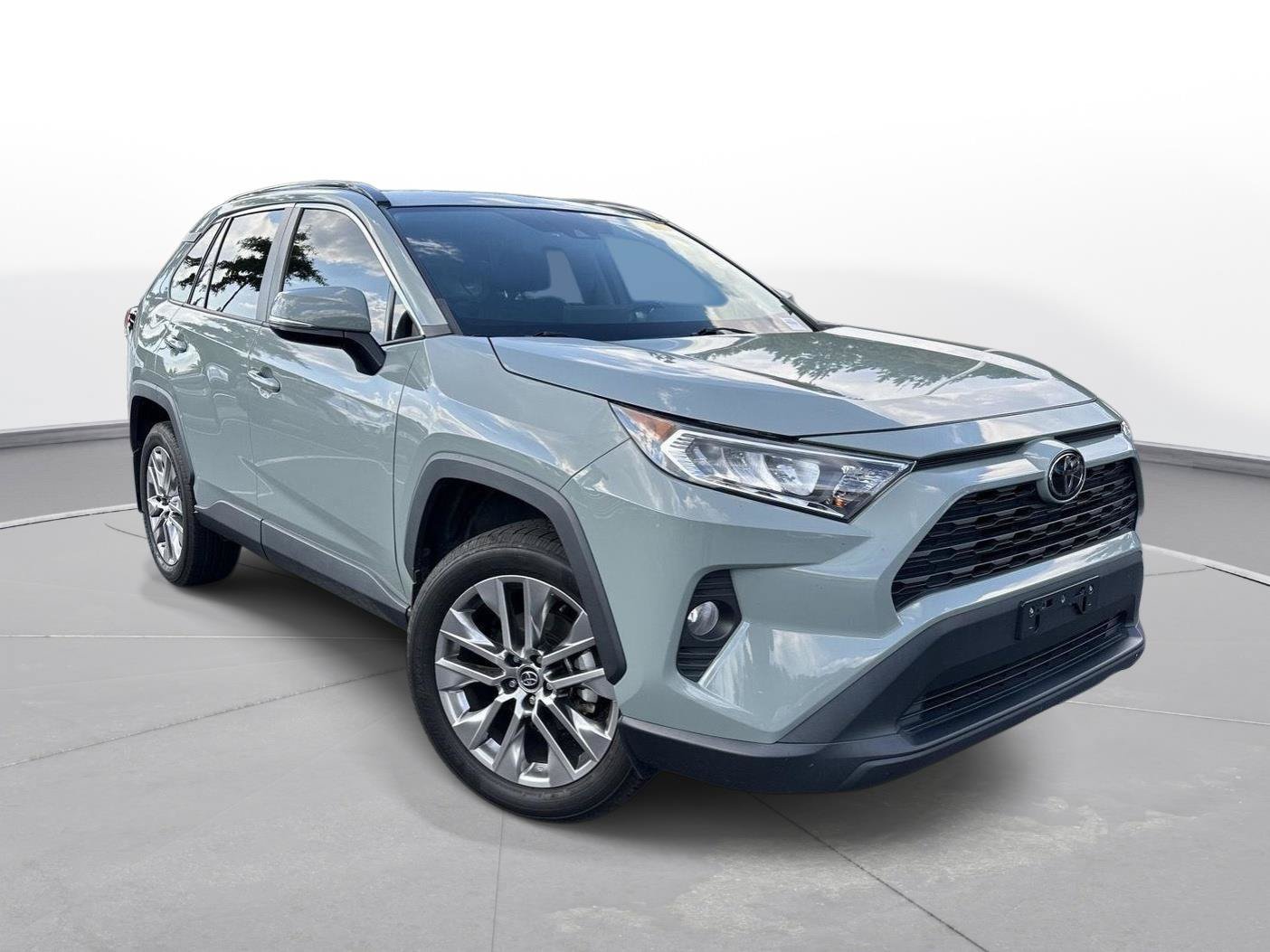 Used 2019 Toyota RAV4 XLE Premium FWD image 4