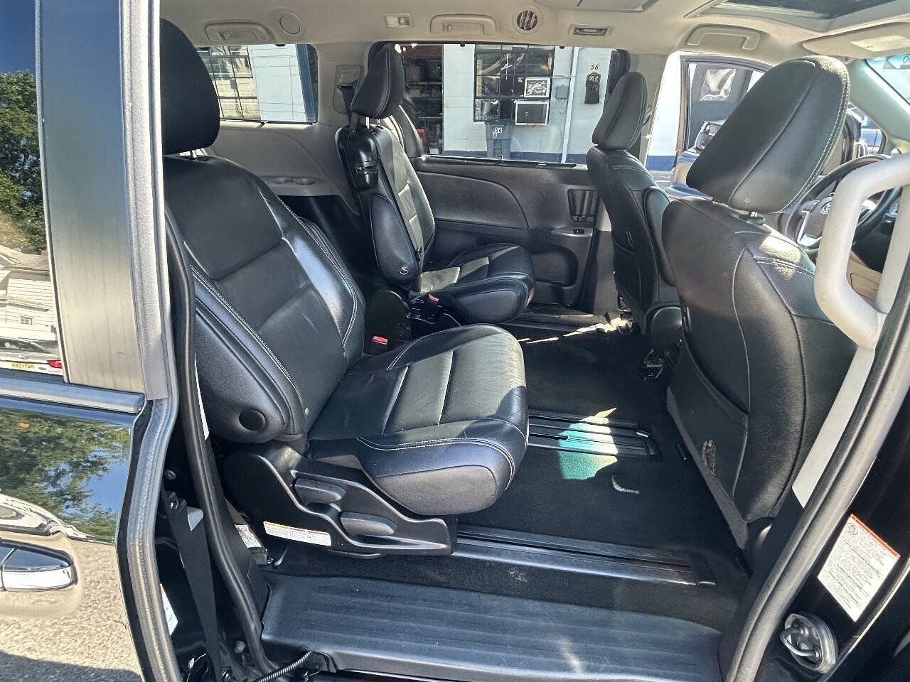 Used 2017 Toyota Sienna SE Premium FWD image 19
