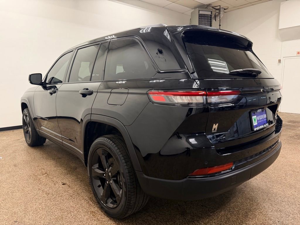 Used 2023 Jeep Grand Cherokee Limited w/ Black Appearance Package AWD/4WD image 3