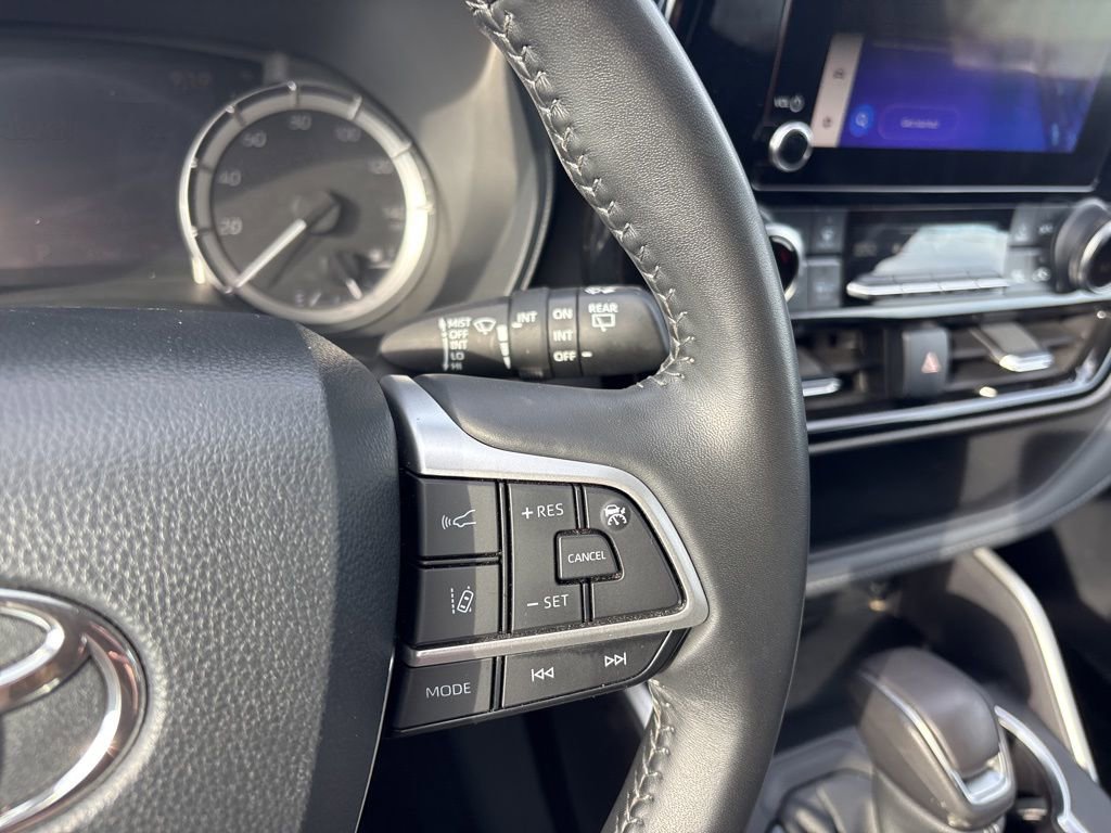 Used 2024 Toyota Highlander LE image 41