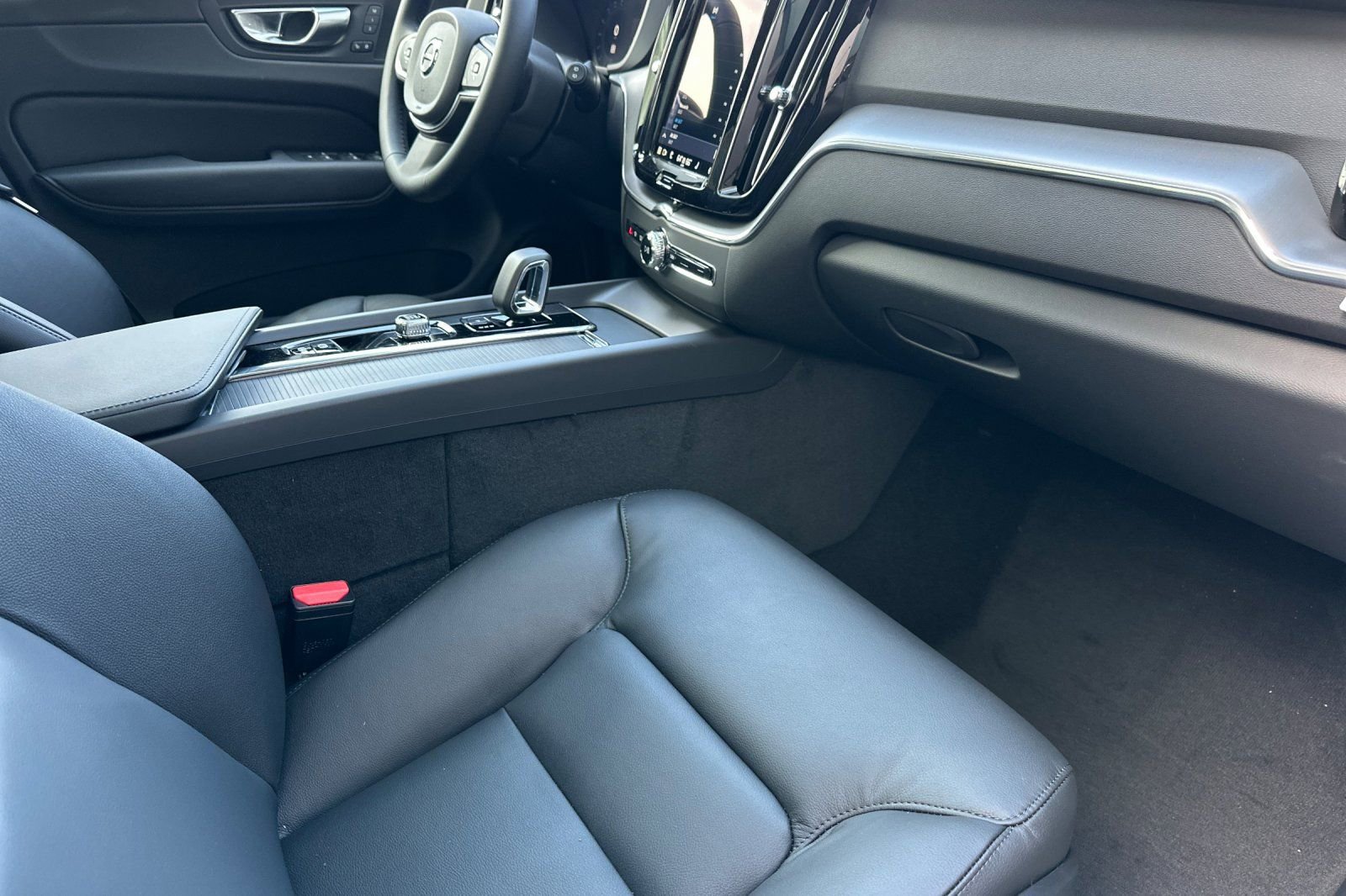 New 2025 Volvo XC60 T8 Core w/ Protection Package Premier AWD/4WD image 17