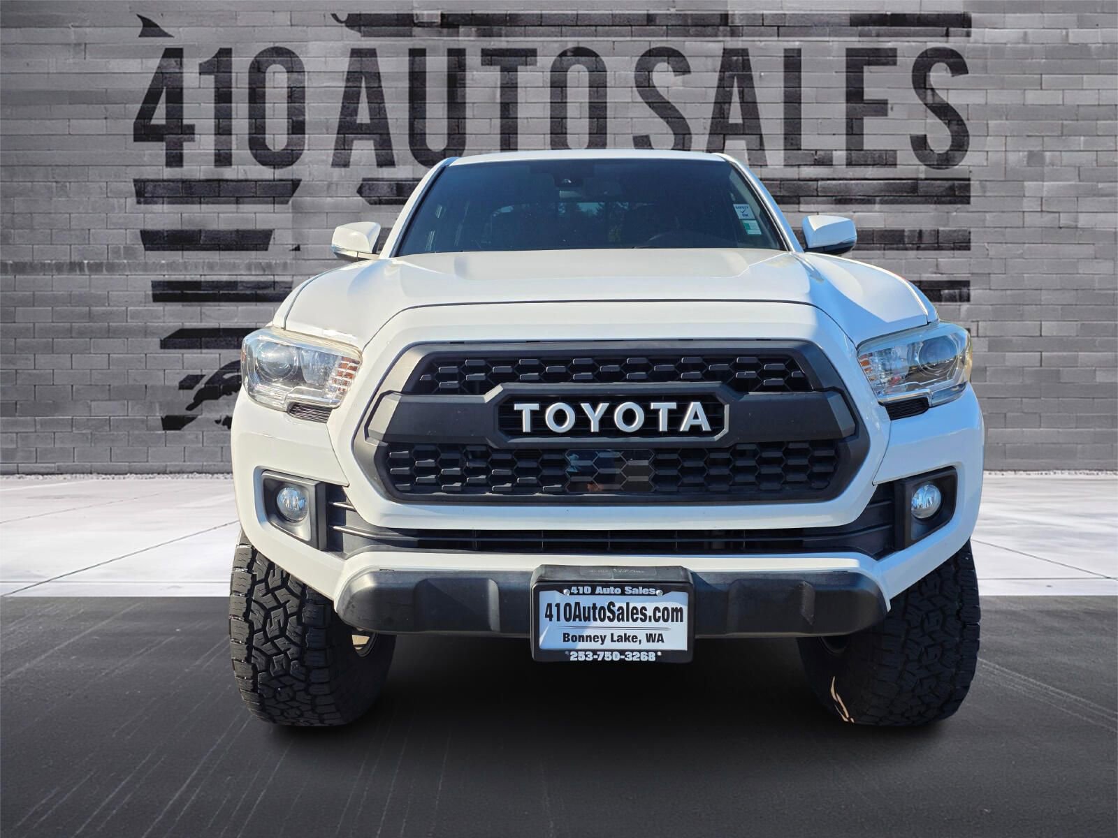 Used 2018 Toyota Tacoma TRD Off-Road w/ Technology Package AWD/4WD image 5