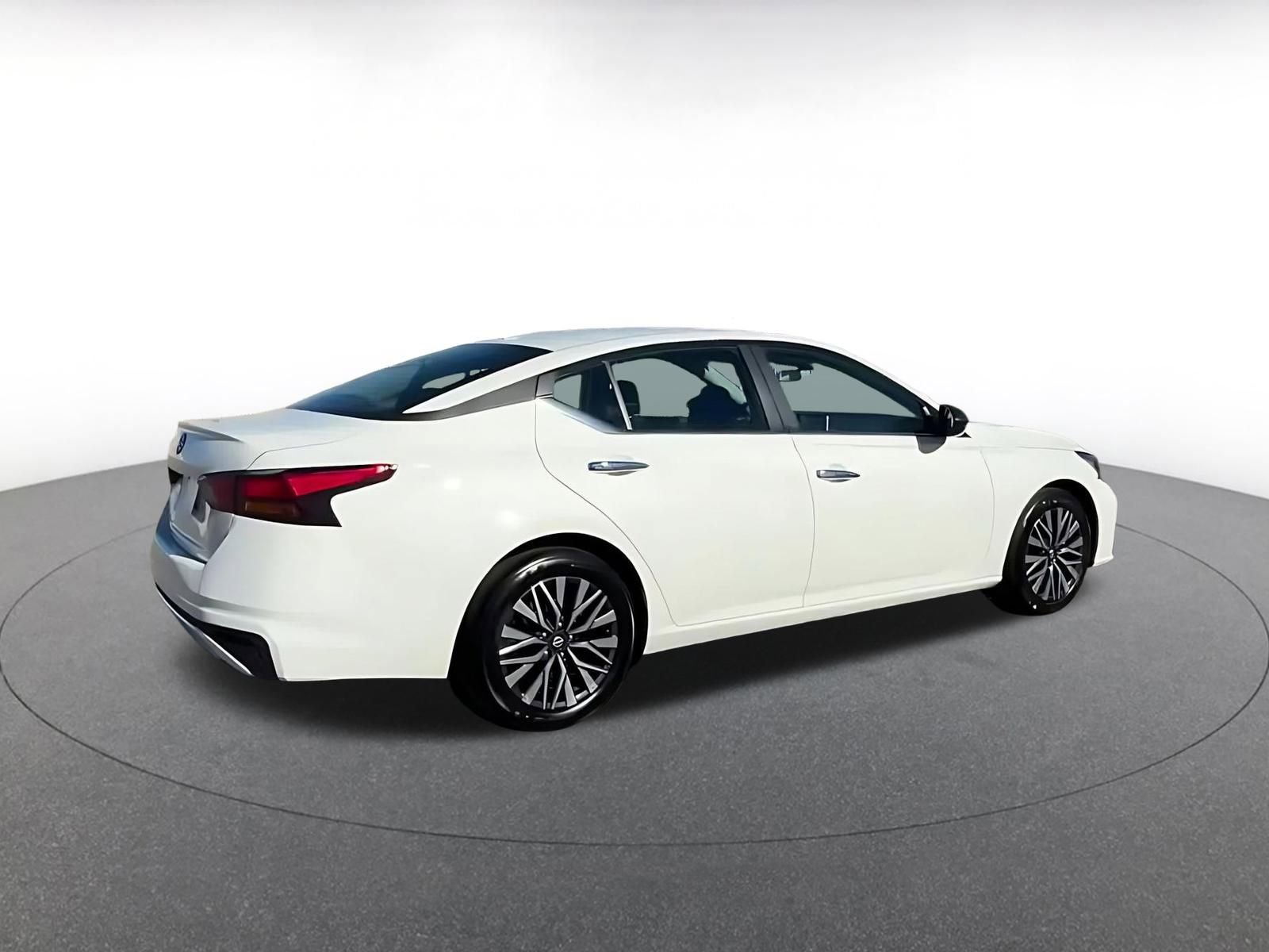 Used 2025 Nissan Altima 2.5 SV image 15