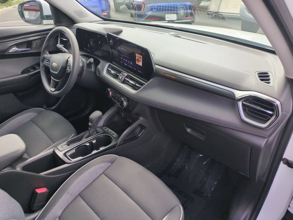 Used 2025 Chevrolet TrailBlazer LT AWD/4WD image 30
