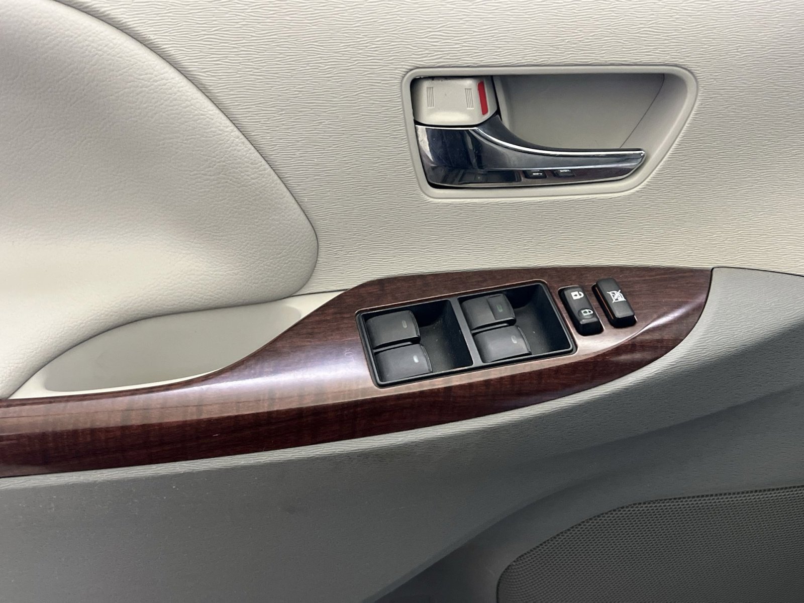 Used 2013 Toyota Sienna XLE image 14