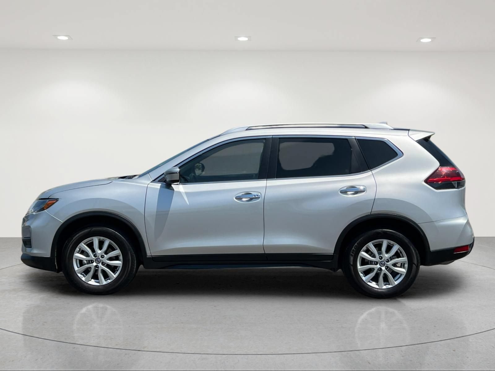 Used 2020 Nissan Rogue SV FWD image 2