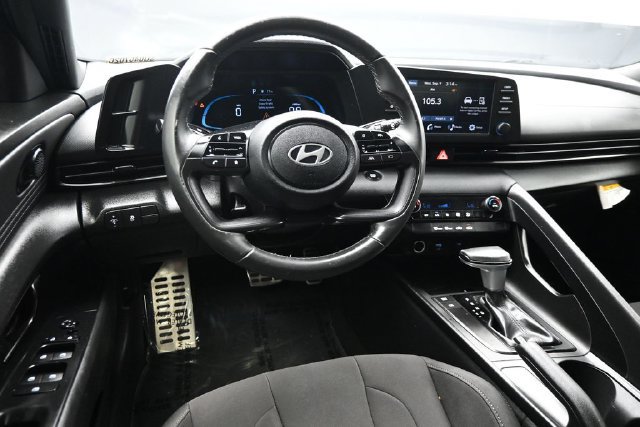 Used 2025 Hyundai Elantra Sport FWD image 11