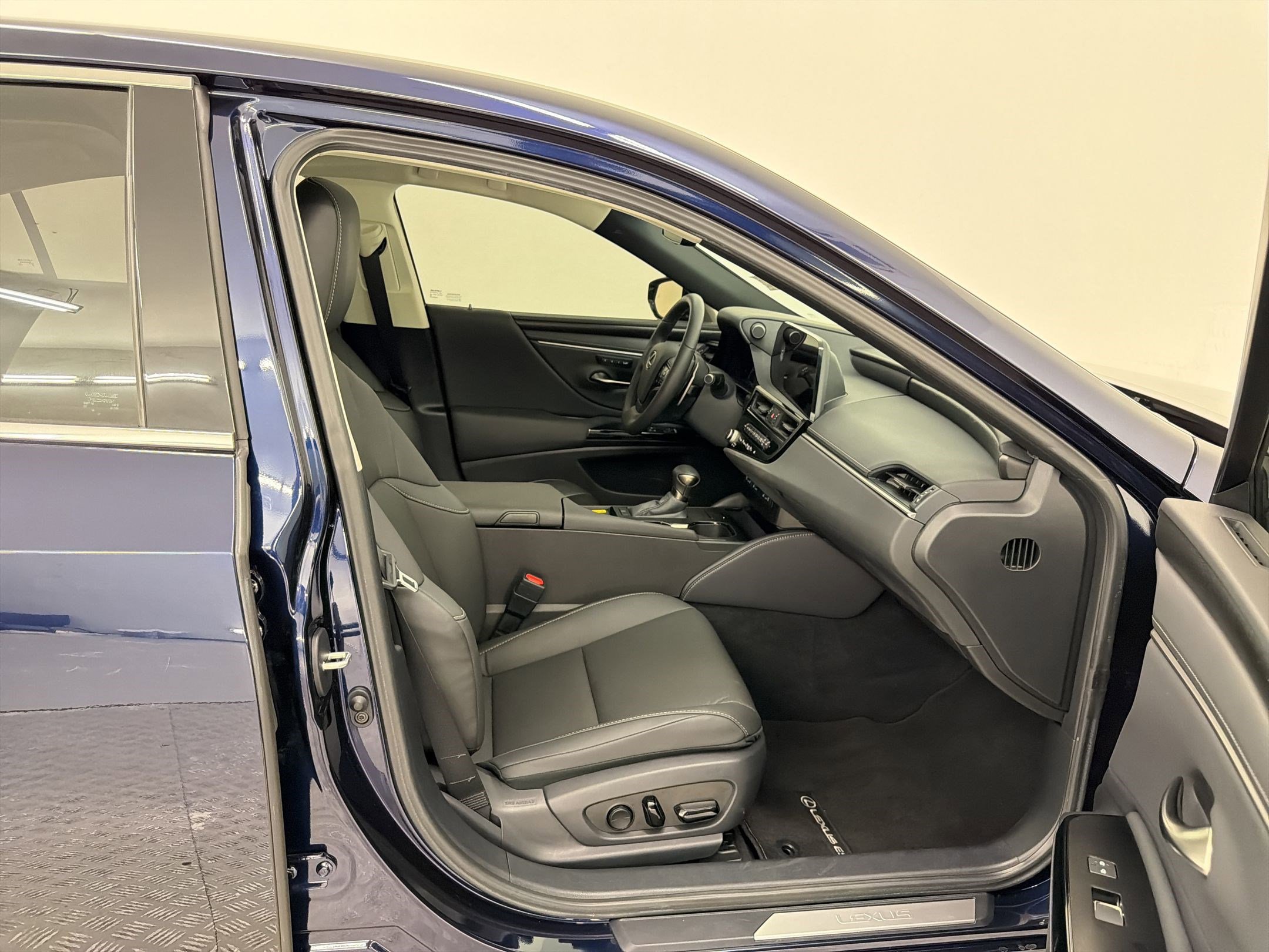 Certified 2024 Lexus ES 350 w/ Premium Package image 31