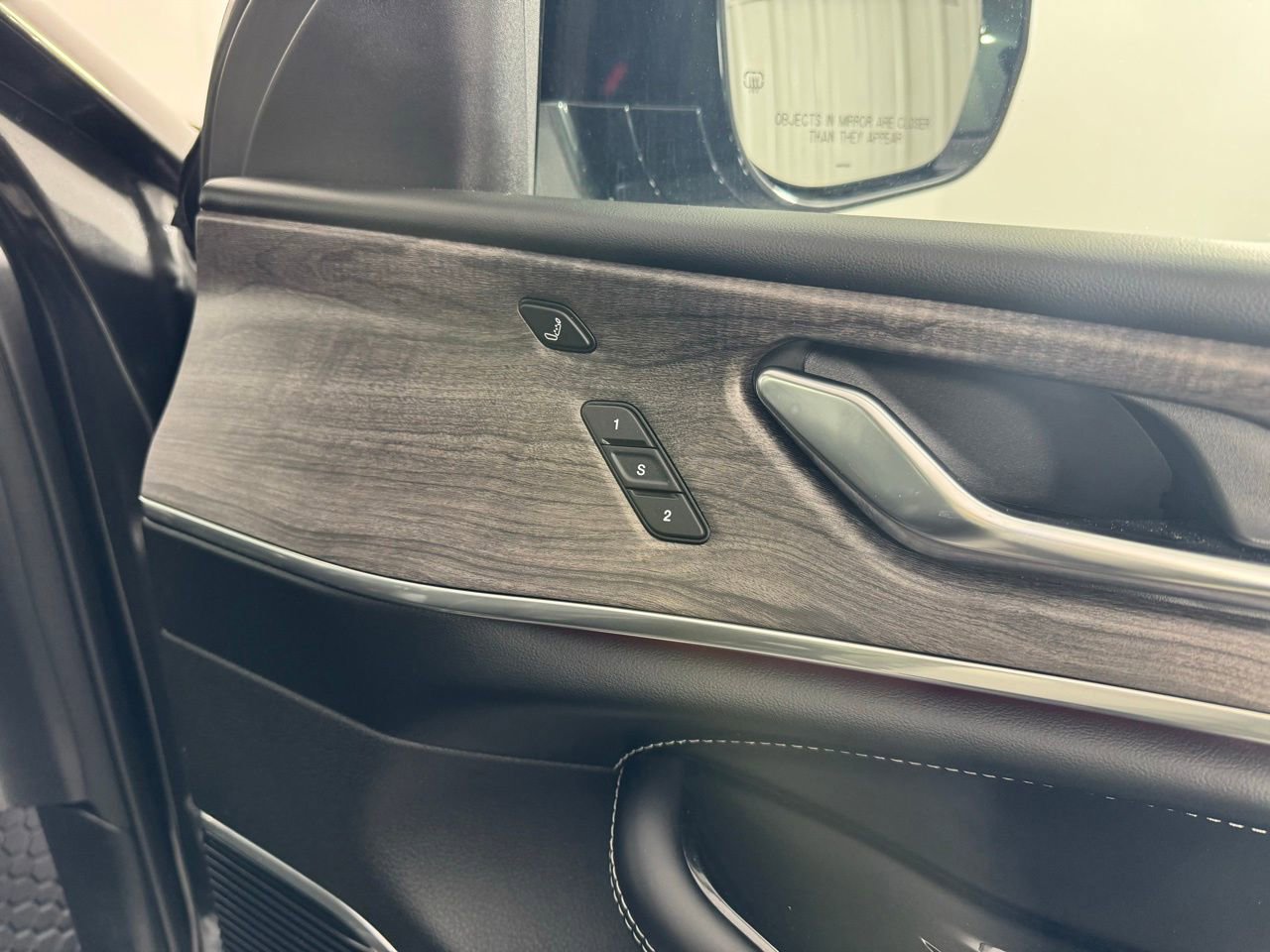 Used 2024 Jeep Grand Cherokee Overland w/ Luxury Tech Group IV image 34