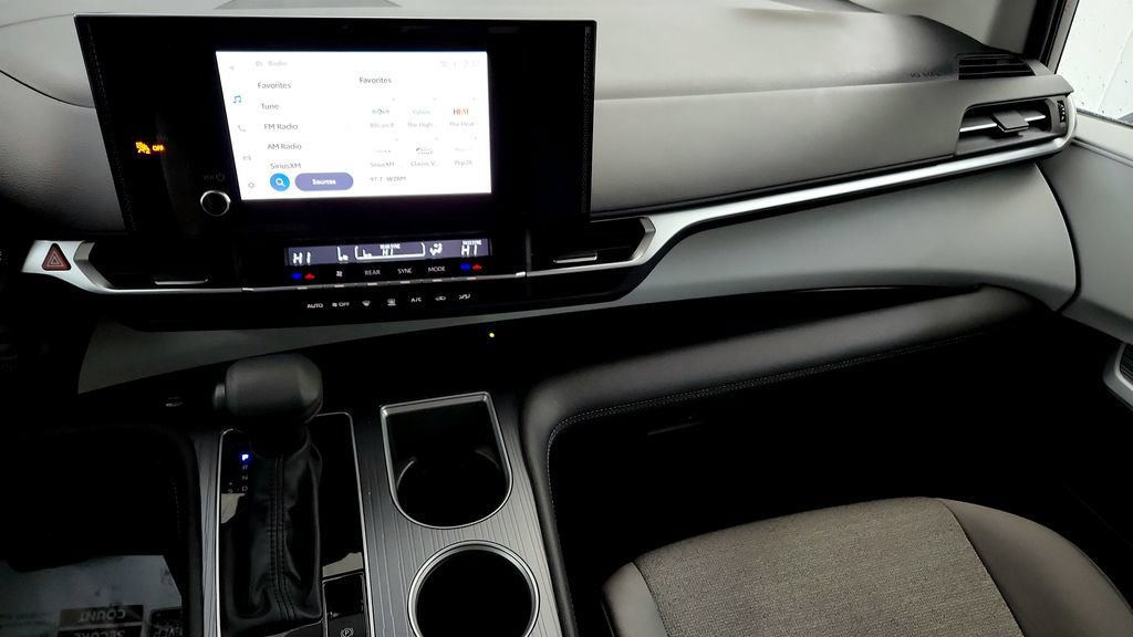 Used 2025 Toyota Sienna LE AWD/4WD image 30