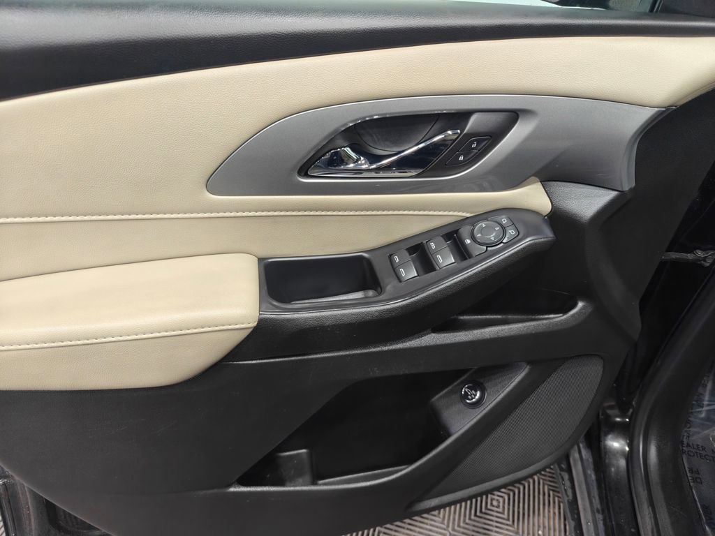 Used 2022 Chevrolet Traverse LT image 52