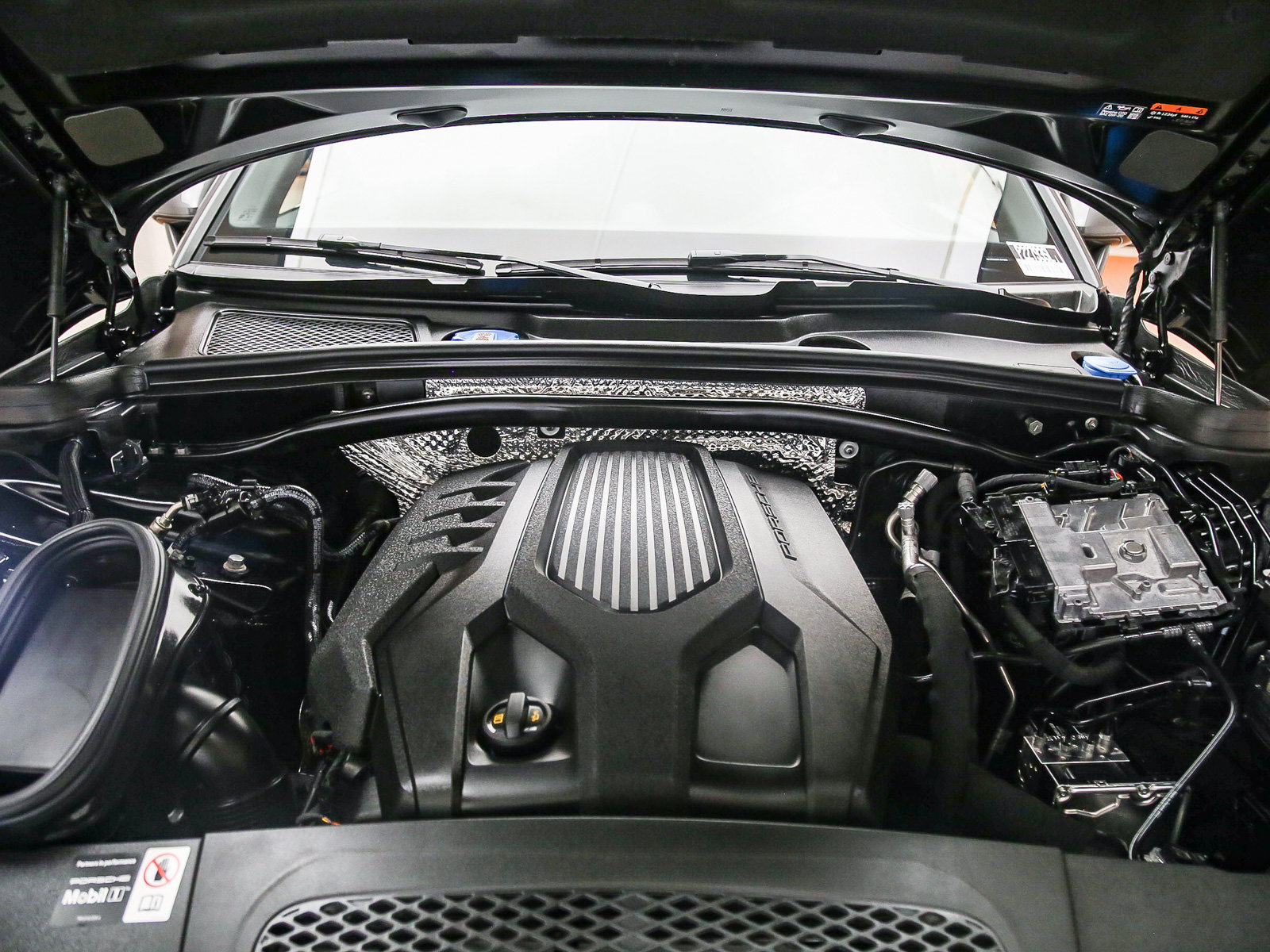 Certified 2026 Porsche Macan Turbo AWD/4WD image 22