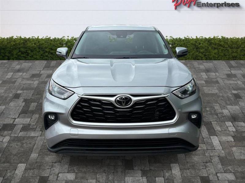 Used 2023 Toyota Highlander LE FWD image 5