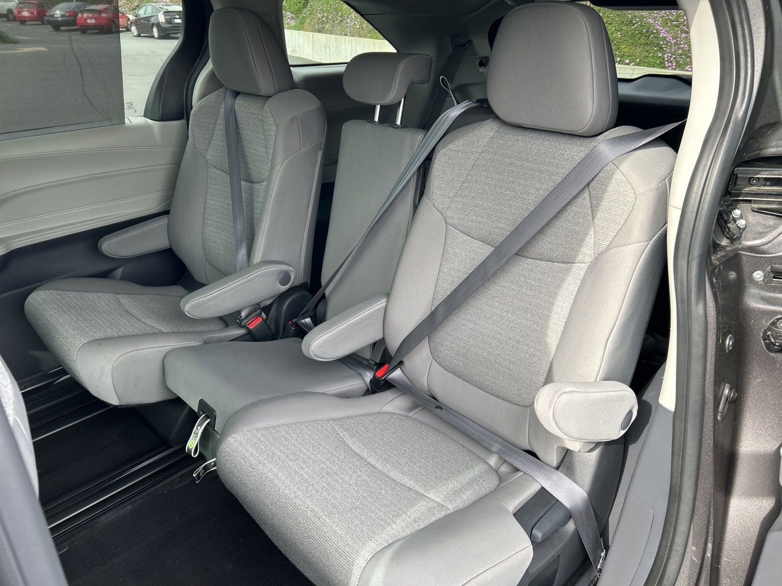 Used 2024 Toyota Sienna LE image 5