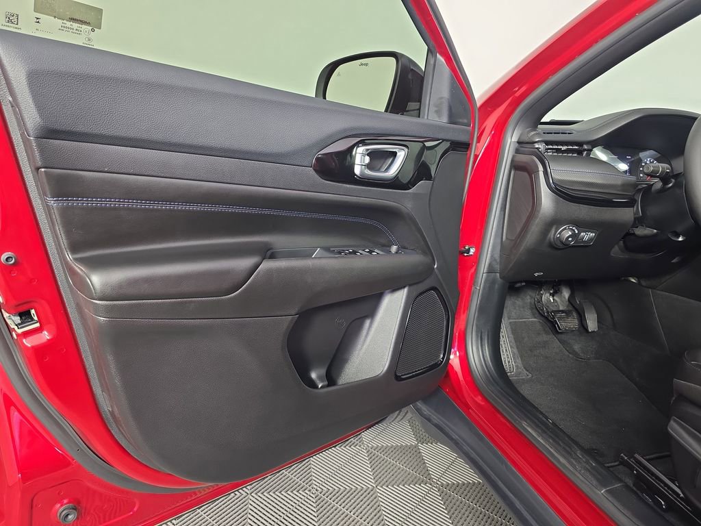 Used 2025 Jeep Compass Latitude w/ Altitude Special Edition AWD/4WD image 17
