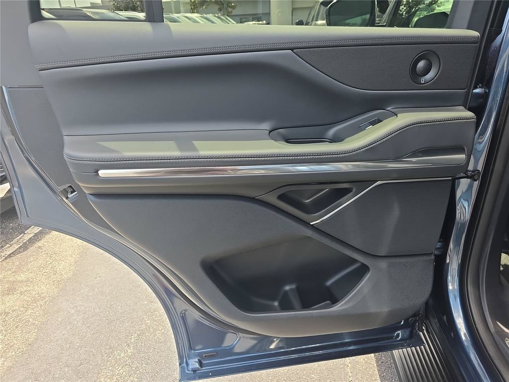New 2027 Lincoln Navigator Premiere RWD image 12