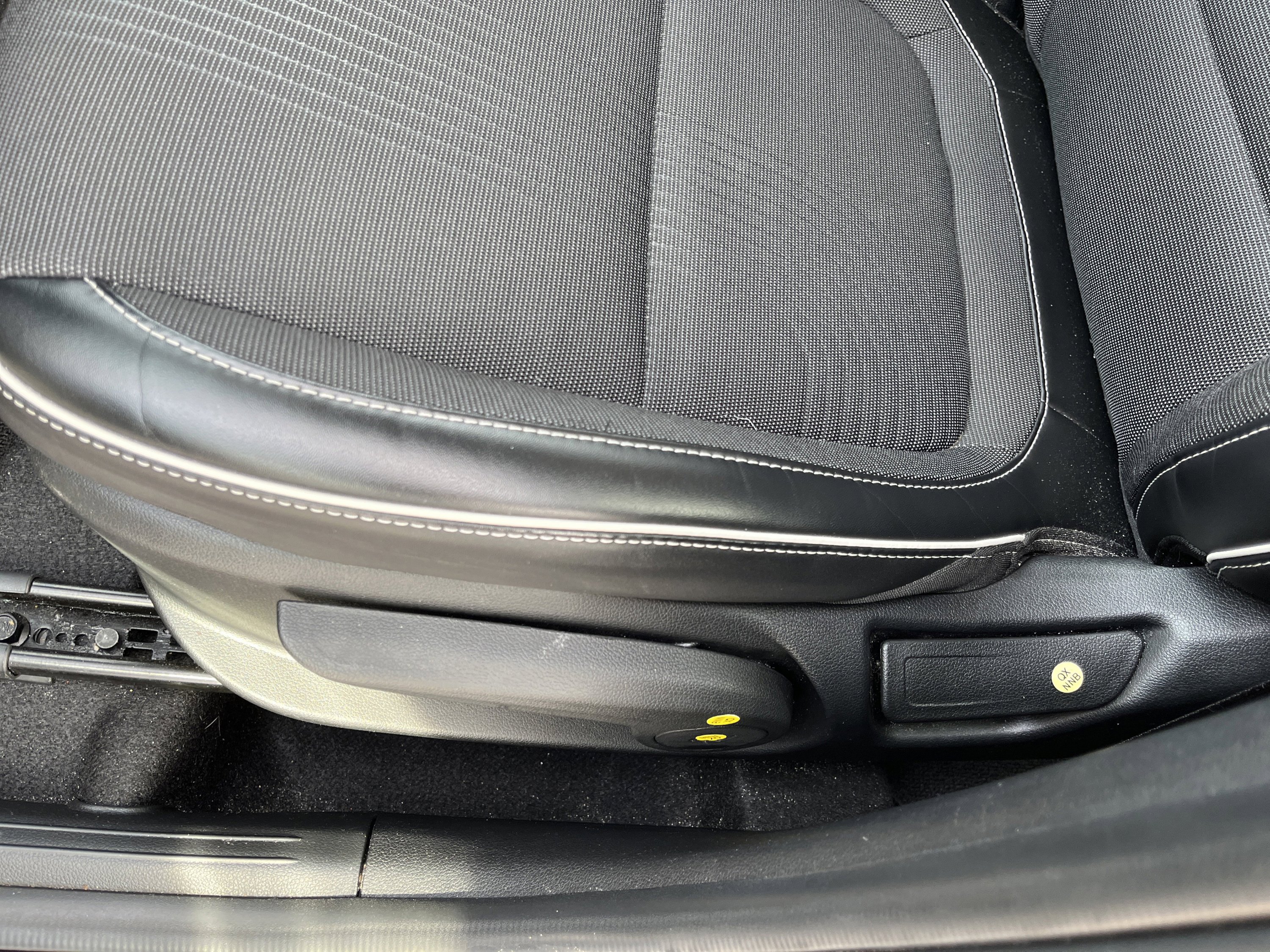 Used 2022 Hyundai Venue Limited FWD image 16