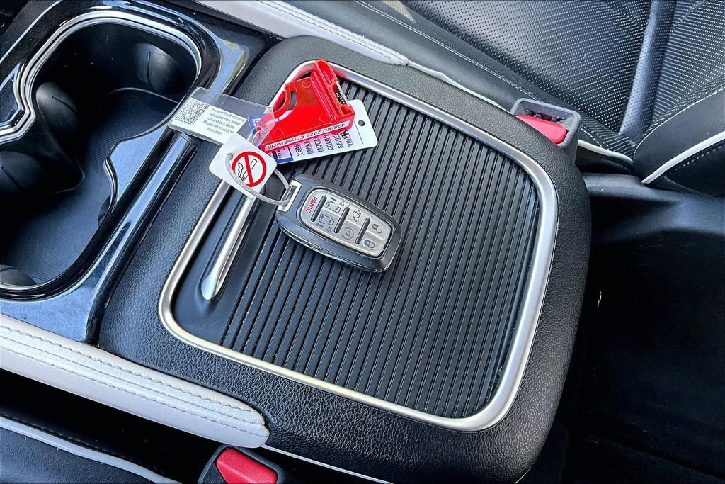 Used 2023 Chrysler Pacifica Limited image 36