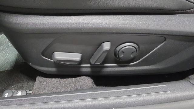 New 2026 Hyundai Elantra Limited FWD image 29