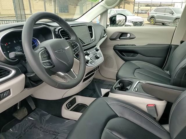 Used 2024 Chrysler Pacifica Select image 9