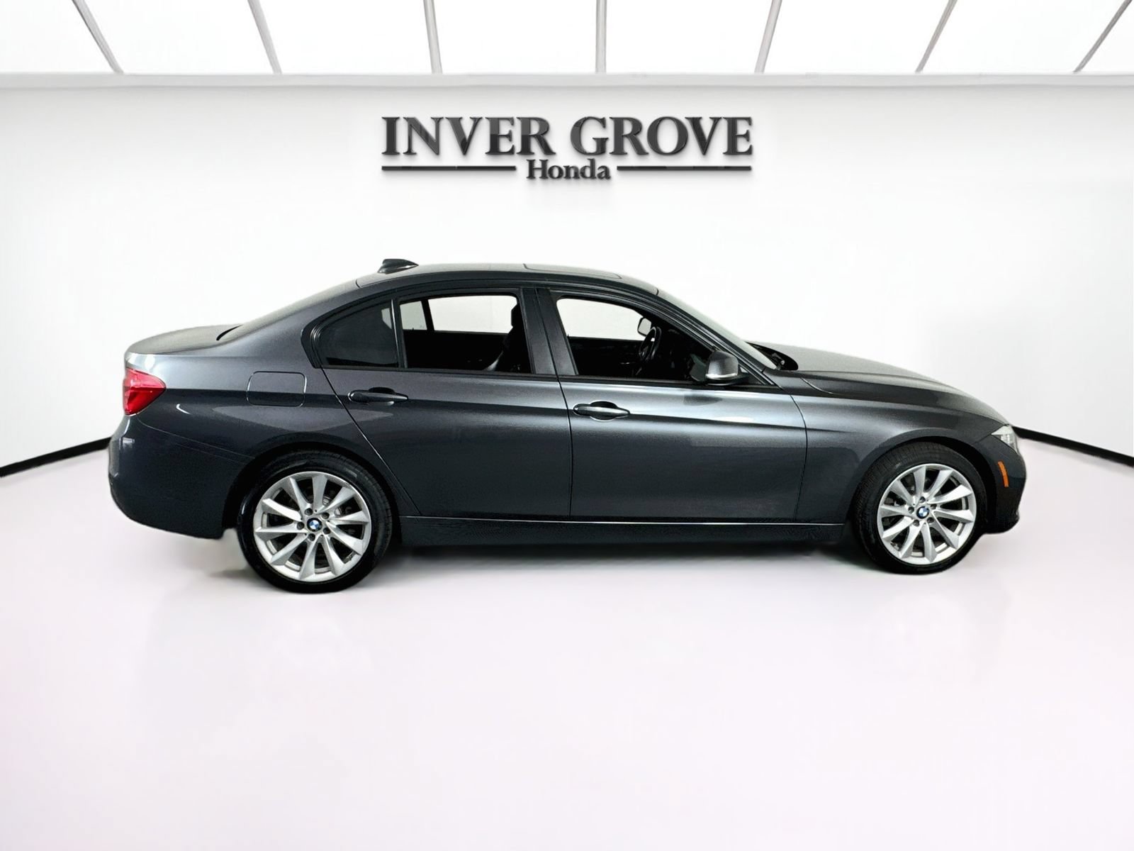 Used 2017 BMW 320i xDrive Sedan AWD/4WD image 4