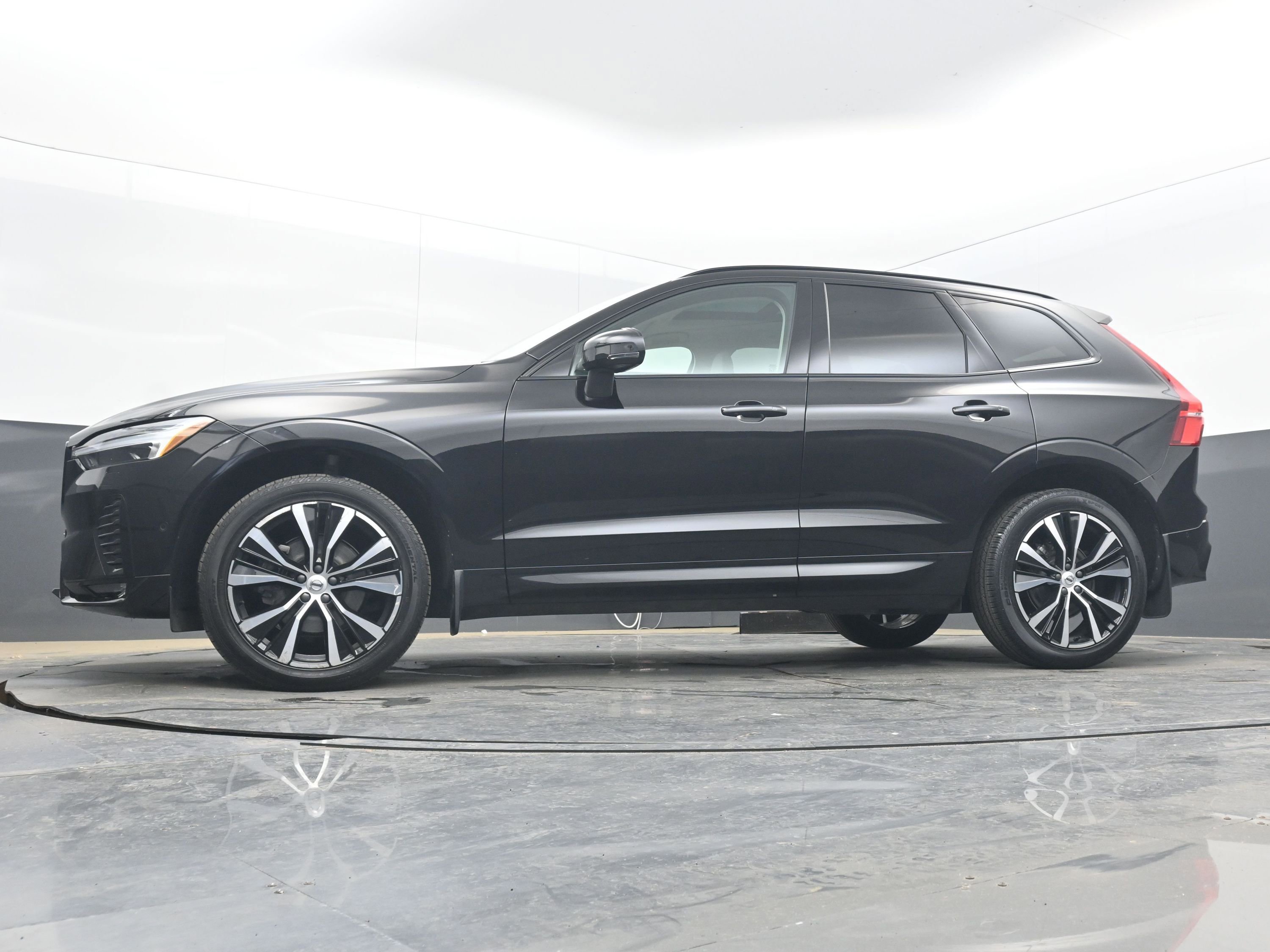 Used 2023 Volvo XC60 B5 Plus w/ Climate Package image 24