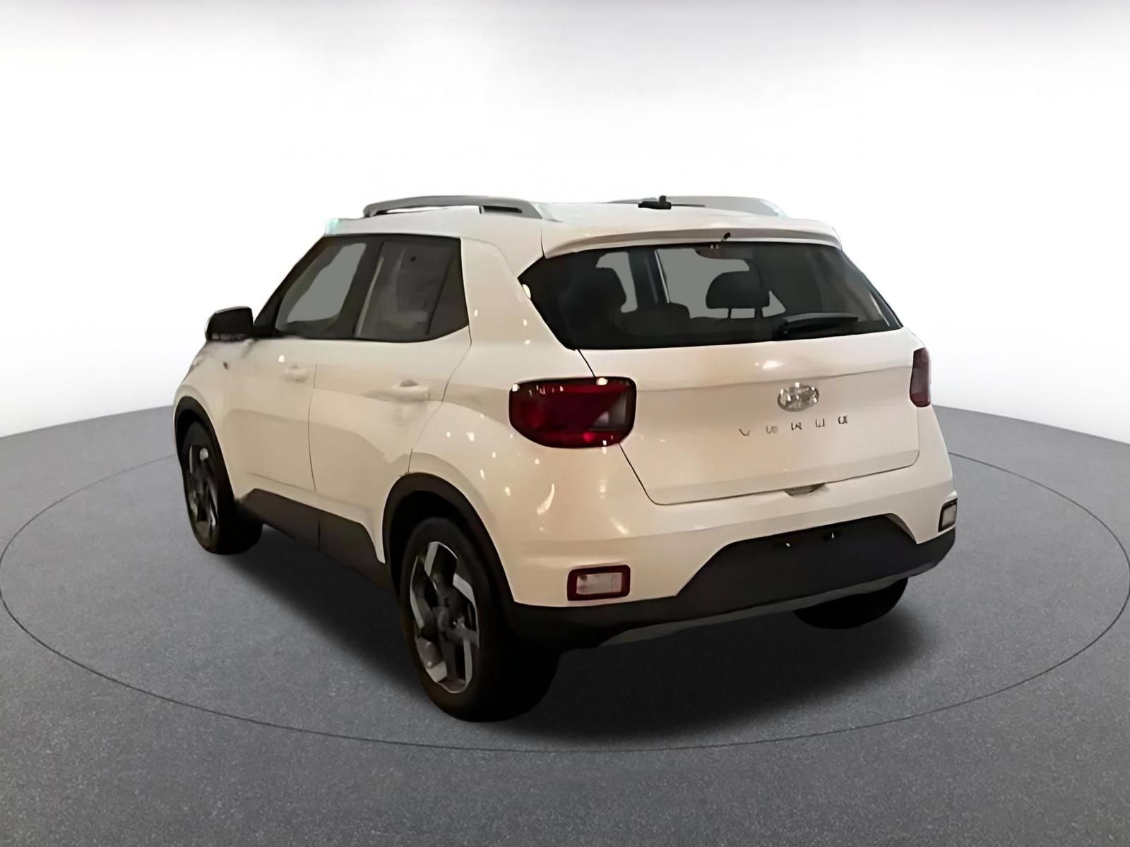 Used 2026 Hyundai Venue SEL FWD image 8